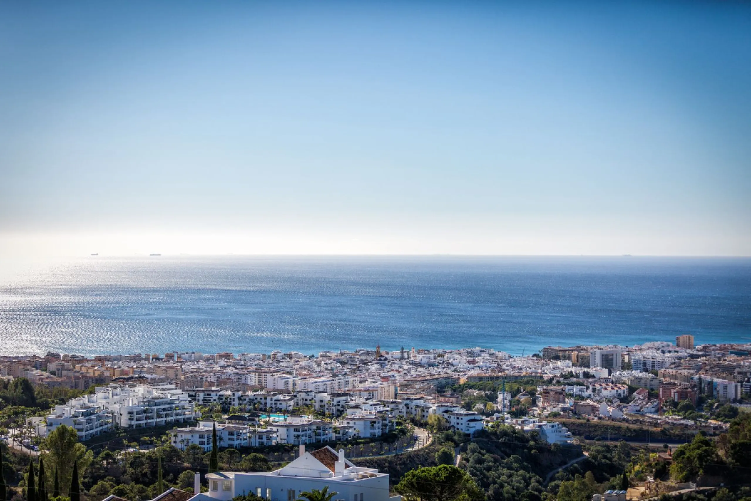 Magnificent contemporary-style villa, located just a 5-minute drive from the center of Estepona, in a privileged natural setting offering complete privacy and panoramic views of the sea, mountains, Gibraltar, and Africa. The property sits on a large plot 