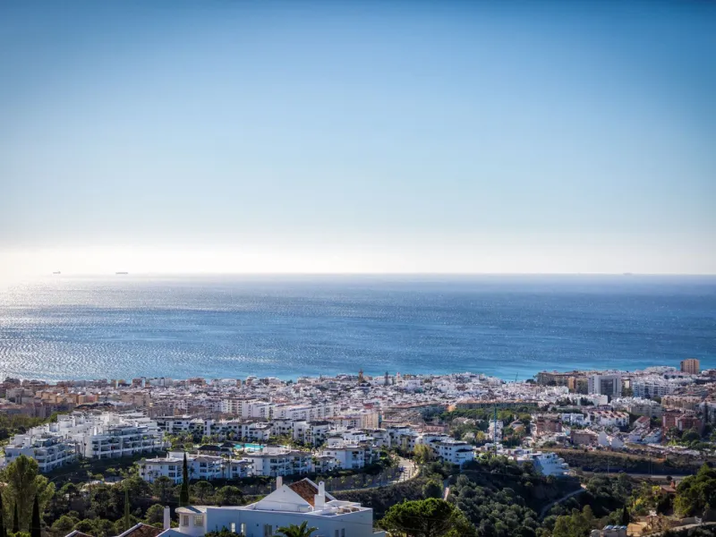 Magnificent contemporary-style villa, located just a 5-minute drive from the center of Estepona, in a privileged natural setting offering complete privacy and panoramic views of the sea, mountains, Gibraltar, and Africa. The property sits on a large plot 