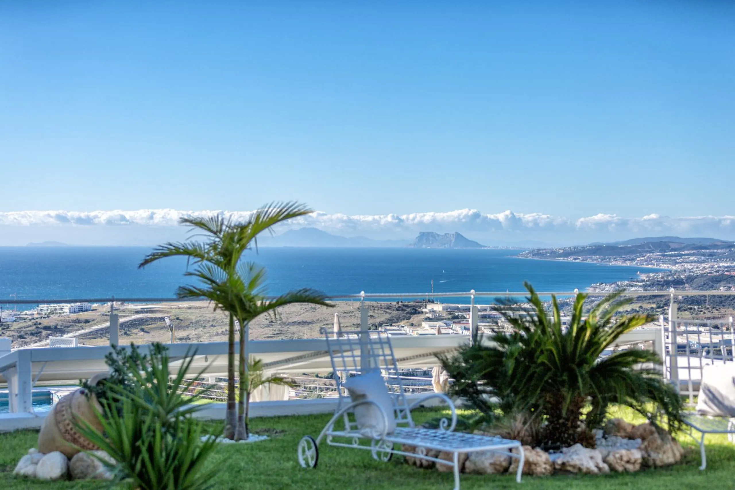 Magnificent contemporary-style villa, located just a 5-minute drive from the center of Estepona, in a privileged natural setting offering complete privacy and panoramic views of the sea, mountains, Gibraltar, and Africa. The property sits on a large plot 