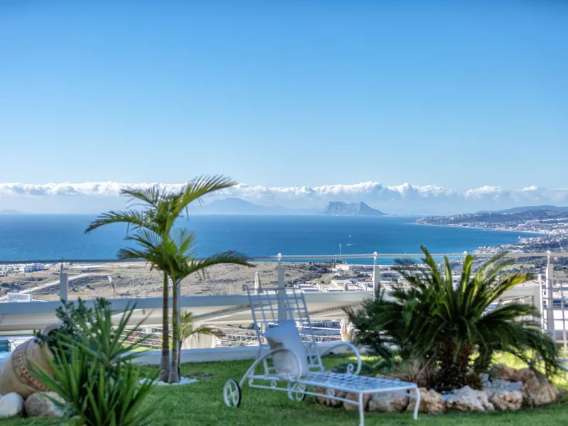 Magnificent contemporary-style villa, located just a 5-minute drive from the center of Estepona, in a privileged natural setting offering complete privacy and panoramic views of the sea, mountains, Gibraltar, and Africa. The property sits on a large plot 