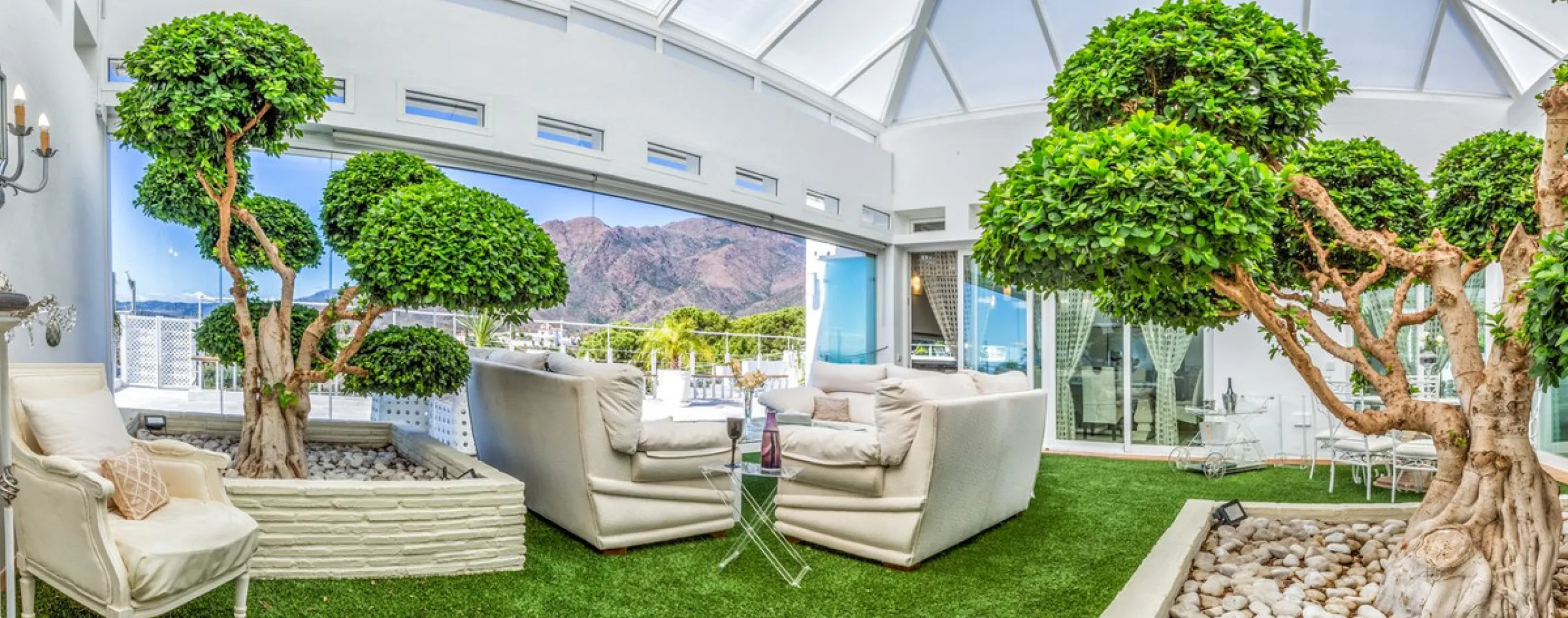 Magnificent contemporary-style villa, located just a 5-minute drive from the center of Estepona, in a privileged natural setting offering complete privacy and panoramic views of the sea, mountains, Gibraltar, and Africa. The property sits on a large plot 