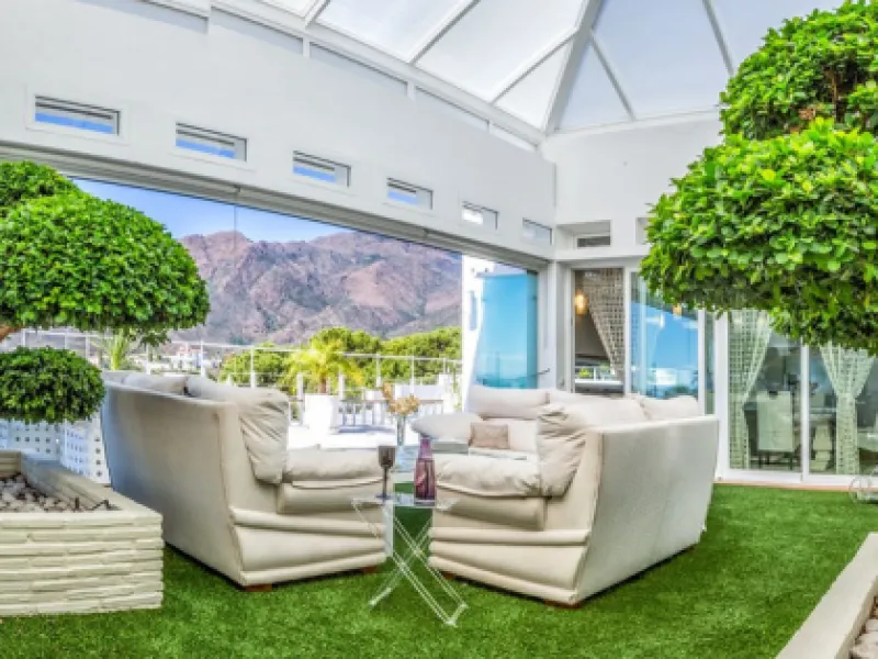 Magnificent contemporary-style villa, located just a 5-minute drive from the center of Estepona, in a privileged natural setting offering complete privacy and panoramic views of the sea, mountains, Gibraltar, and Africa. The property sits on a large plot 