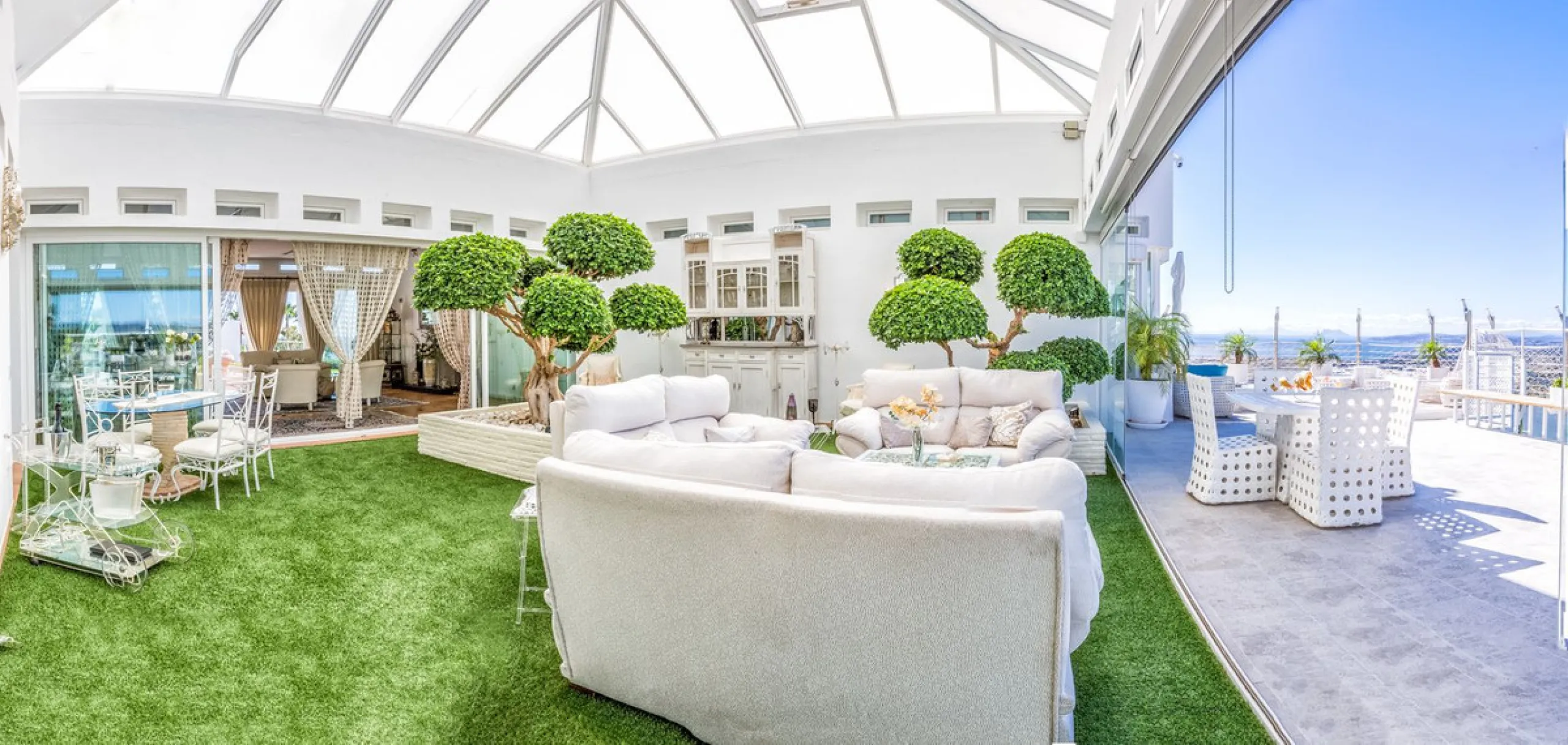 Magnificent contemporary-style villa, located just a 5-minute drive from the center of Estepona, in a privileged natural setting offering complete privacy and panoramic views of the sea, mountains, Gibraltar, and Africa. The property sits on a large plot 