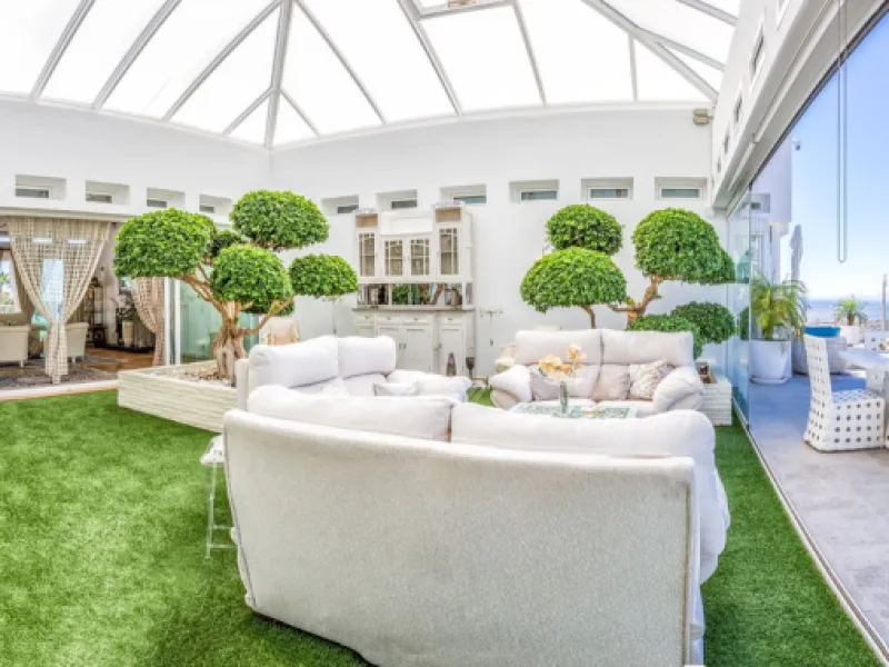 Magnificent contemporary-style villa, located just a 5-minute drive from the center of Estepona, in a privileged natural setting offering complete privacy and panoramic views of the sea, mountains, Gibraltar, and Africa. The property sits on a large plot 