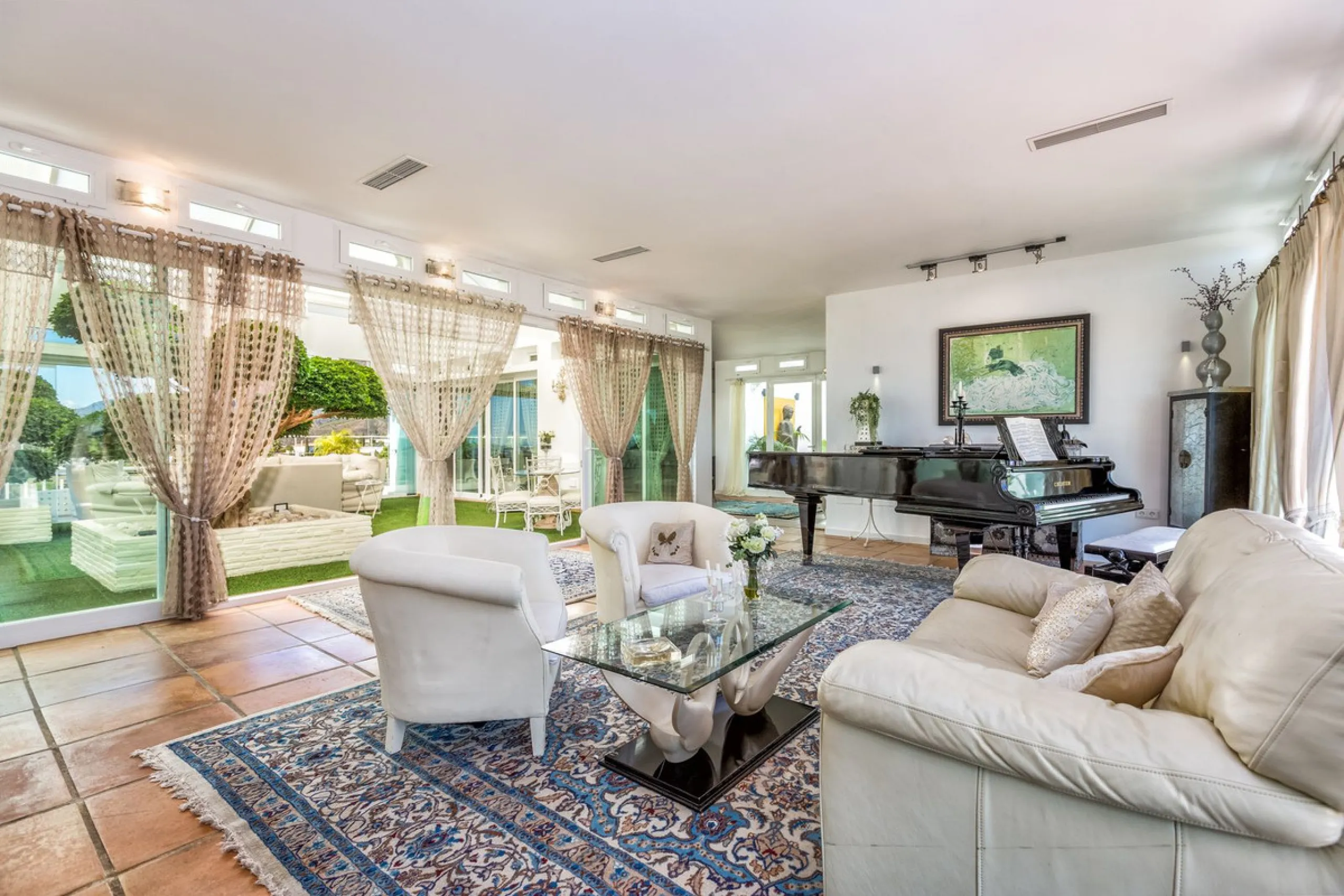 Magnificent contemporary-style villa, located just a 5-minute drive from the center of Estepona, in a privileged natural setting offering complete privacy and panoramic views of the sea, mountains, Gibraltar, and Africa. The property sits on a large plot 