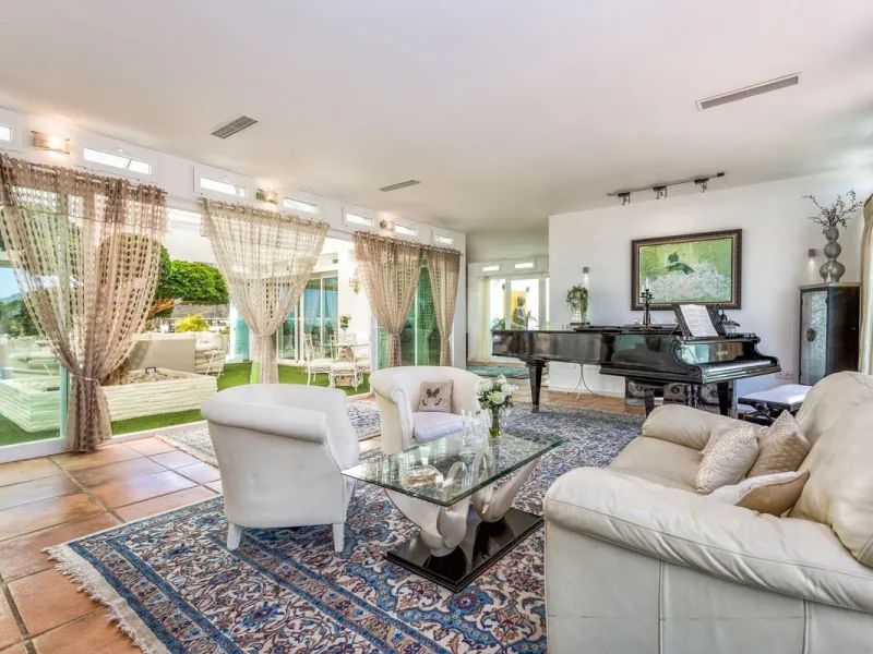 Magnificent contemporary-style villa, located just a 5-minute drive from the center of Estepona, in a privileged natural setting offering complete privacy and panoramic views of the sea, mountains, Gibraltar, and Africa. The property sits on a large plot 