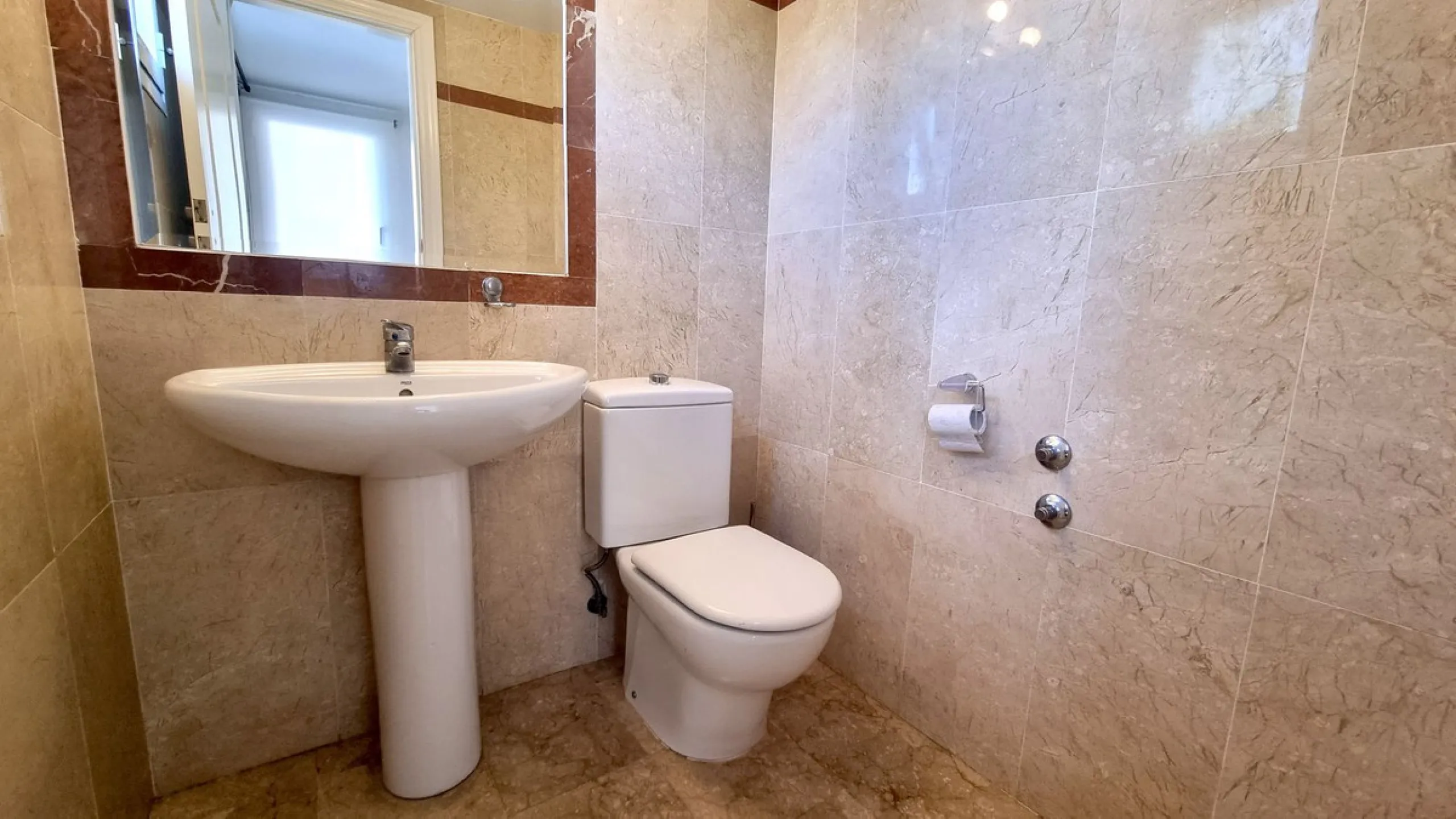 House - Townhouse в продаже в Marbella, Málaga. В доме 3 спален и 3 ванных комнат. Площадь дома 209 м²