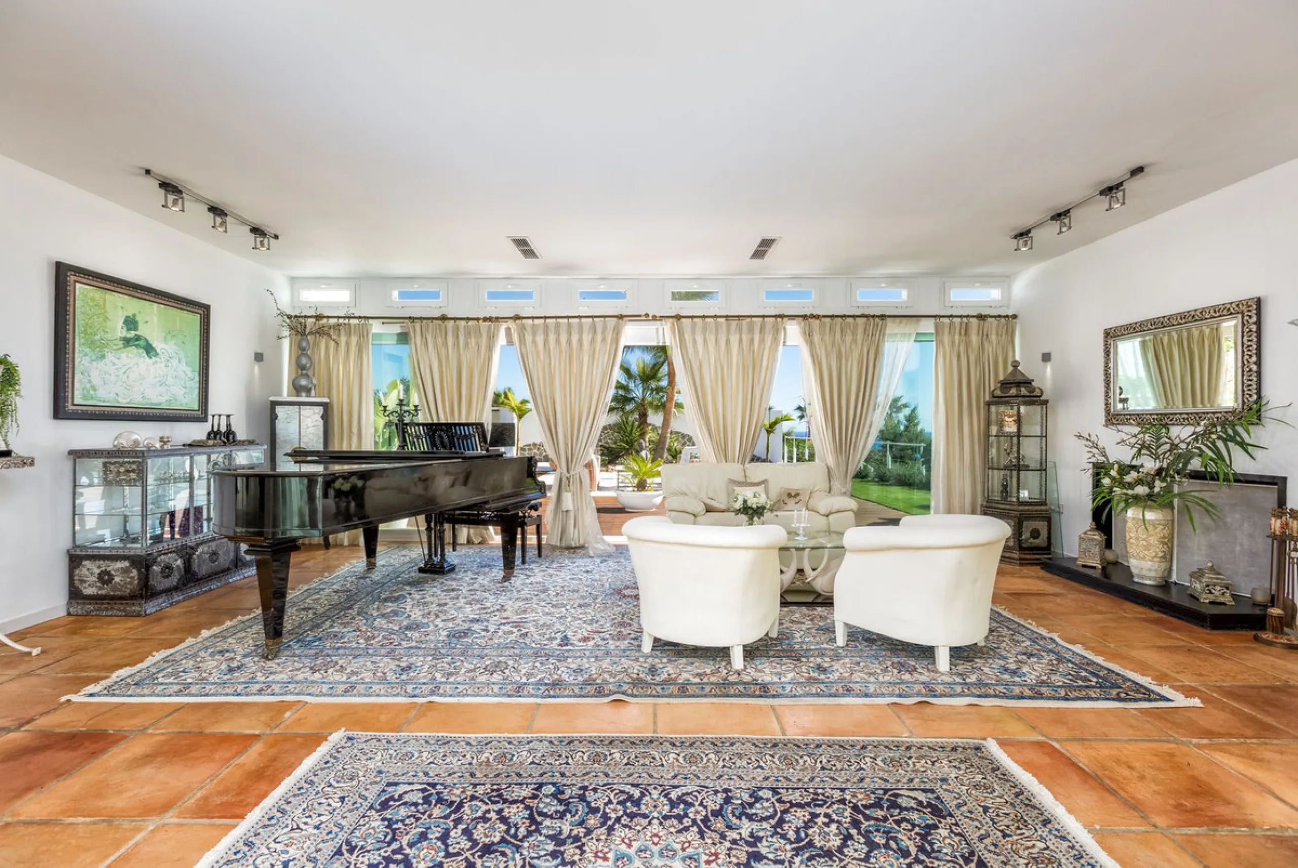 Magnificent contemporary-style villa, located just a 5-minute drive from the center of Estepona, in a privileged natural setting offering complete privacy and panoramic views of the sea, mountains, Gibraltar, and Africa. The property sits on a large plot 