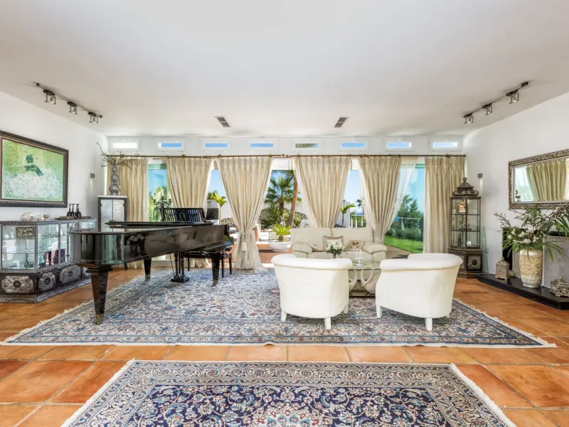 Magnificent contemporary-style villa, located just a 5-minute drive from the center of Estepona, in a privileged natural setting offering complete privacy and panoramic views of the sea, mountains, Gibraltar, and Africa. The property sits on a large plot 