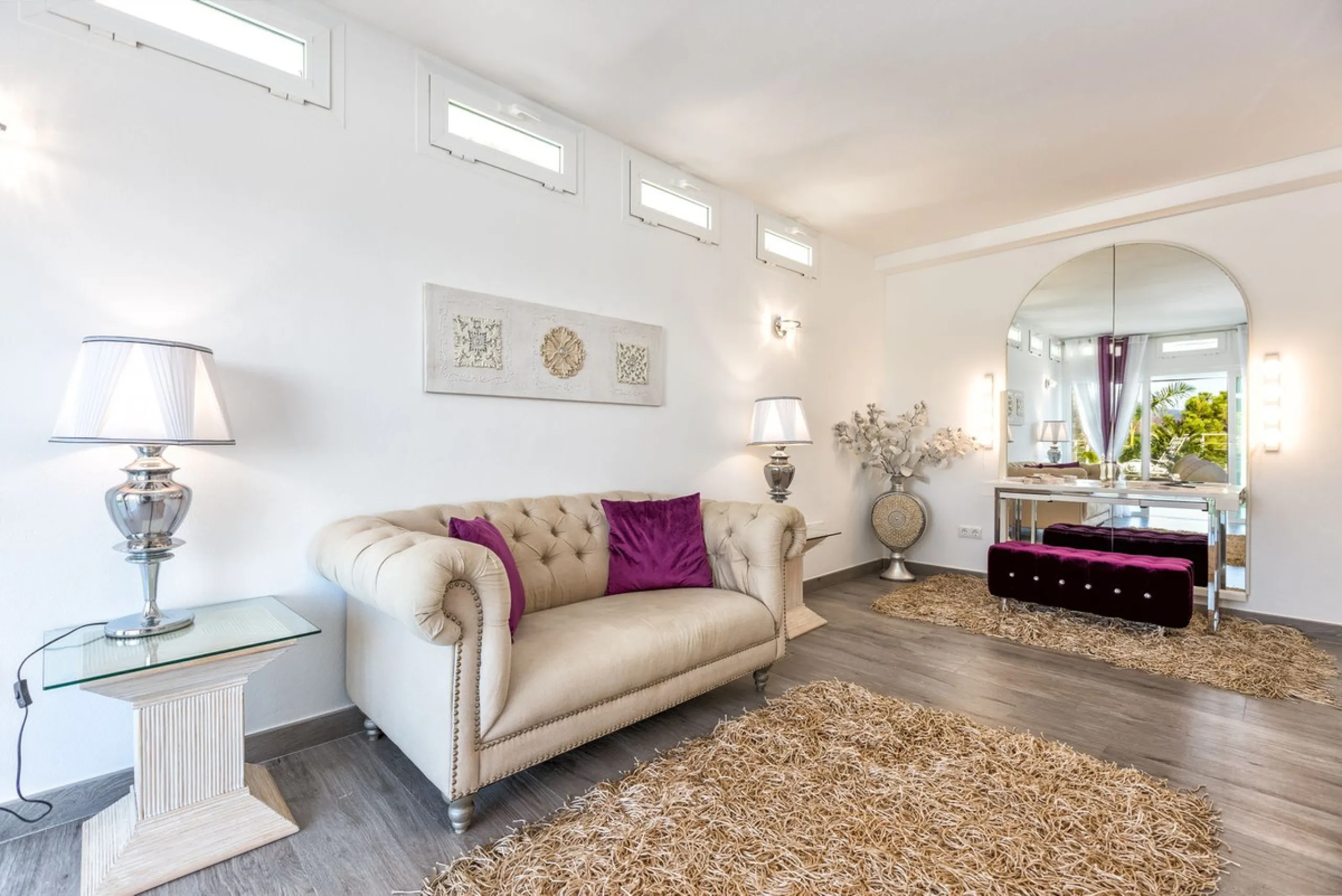 Magnificent contemporary-style villa, located just a 5-minute drive from the center of Estepona, in a privileged natural setting offering complete privacy and panoramic views of the sea, mountains, Gibraltar, and Africa. The property sits on a large plot 