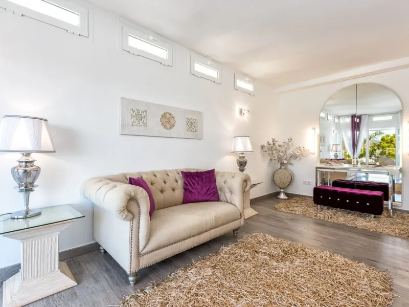 Magnificent contemporary-style villa, located just a 5-minute drive from the center of Estepona, in a privileged natural setting offering complete privacy and panoramic views of the sea, mountains, Gibraltar, and Africa. The property sits on a large plot 