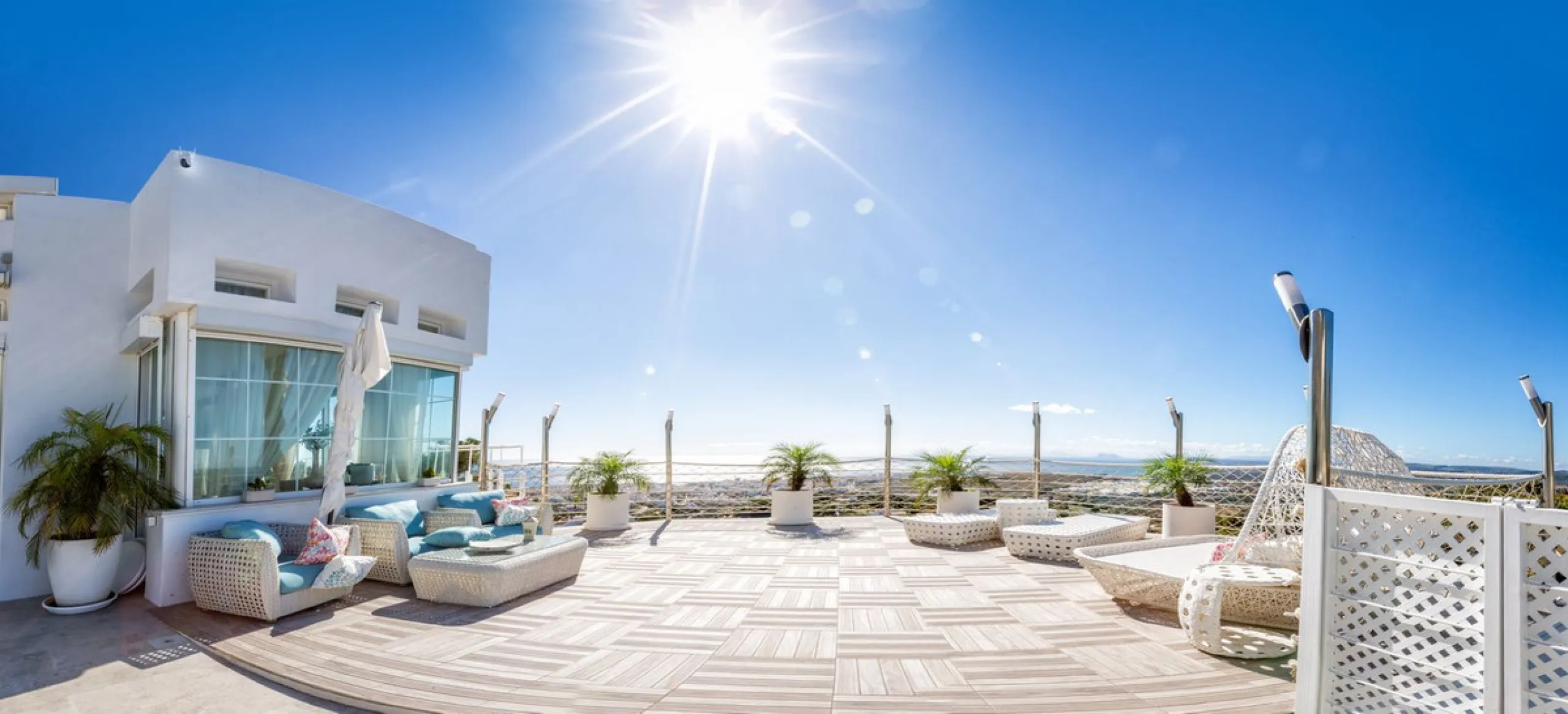 Magnificent contemporary-style villa, located just a 5-minute drive from the center of Estepona, in a privileged natural setting offering complete privacy and panoramic views of the sea, mountains, Gibraltar, and Africa. The property sits on a large plot 