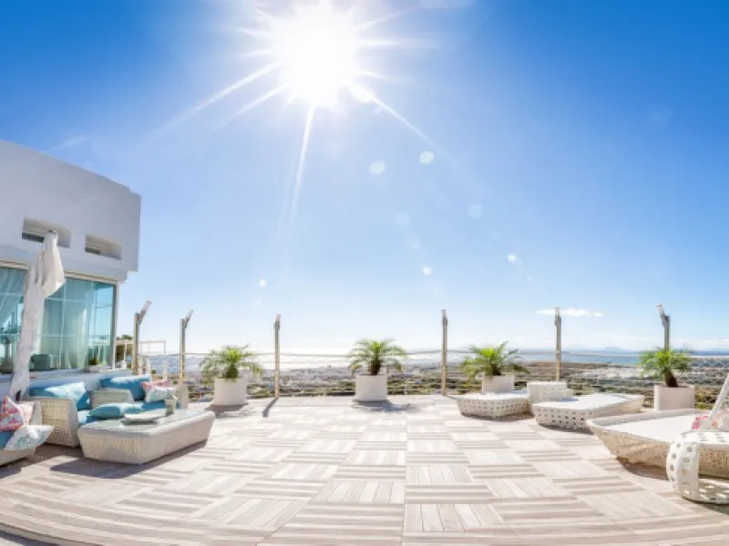 Magnificent contemporary-style villa, located just a 5-minute drive from the center of Estepona, in a privileged natural setting offering complete privacy and panoramic views of the sea, mountains, Gibraltar, and Africa. The property sits on a large plot 