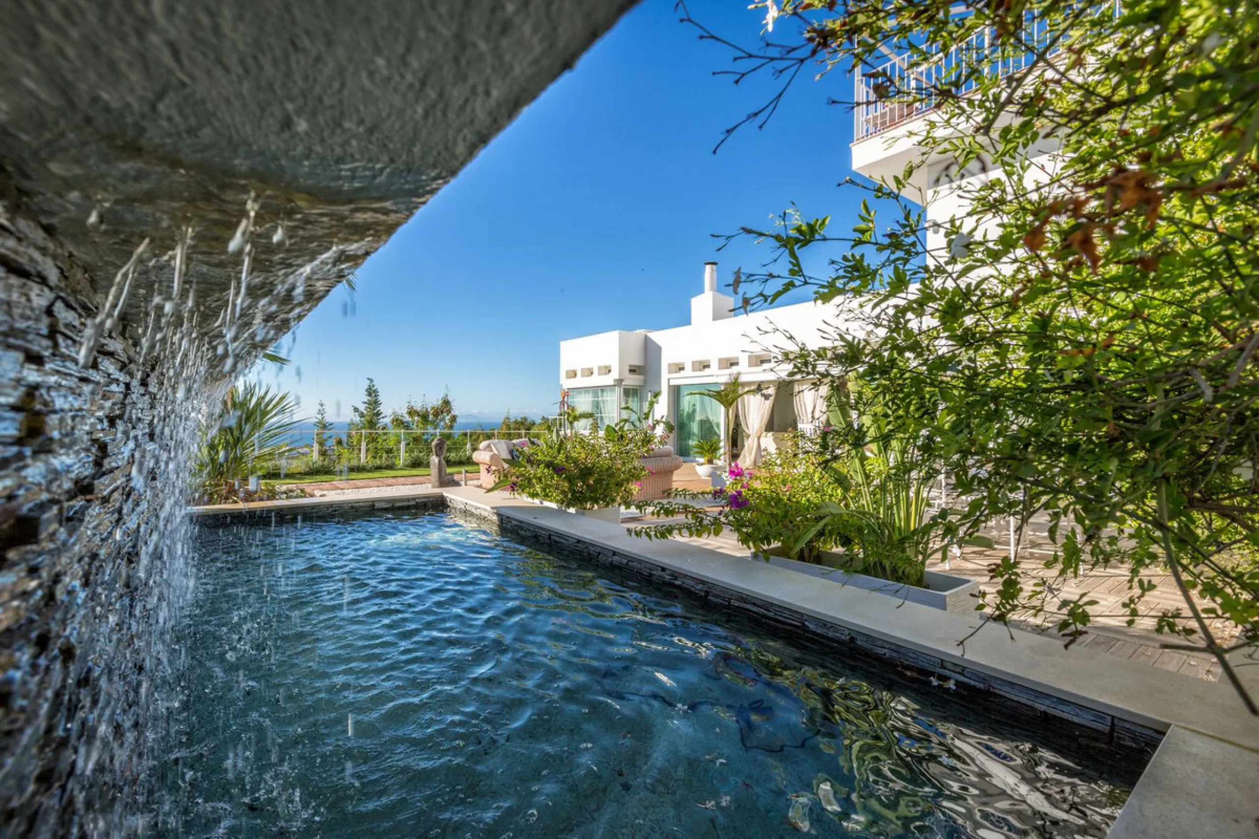 Magnificent contemporary-style villa, located just a 5-minute drive from the center of Estepona, in a privileged natural setting offering complete privacy and panoramic views of the sea, mountains, Gibraltar, and Africa. The property sits on a large plot 