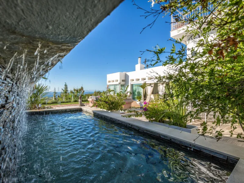 Magnificent contemporary-style villa, located just a 5-minute drive from the center of Estepona, in a privileged natural setting offering complete privacy and panoramic views of the sea, mountains, Gibraltar, and Africa. The property sits on a large plot 
