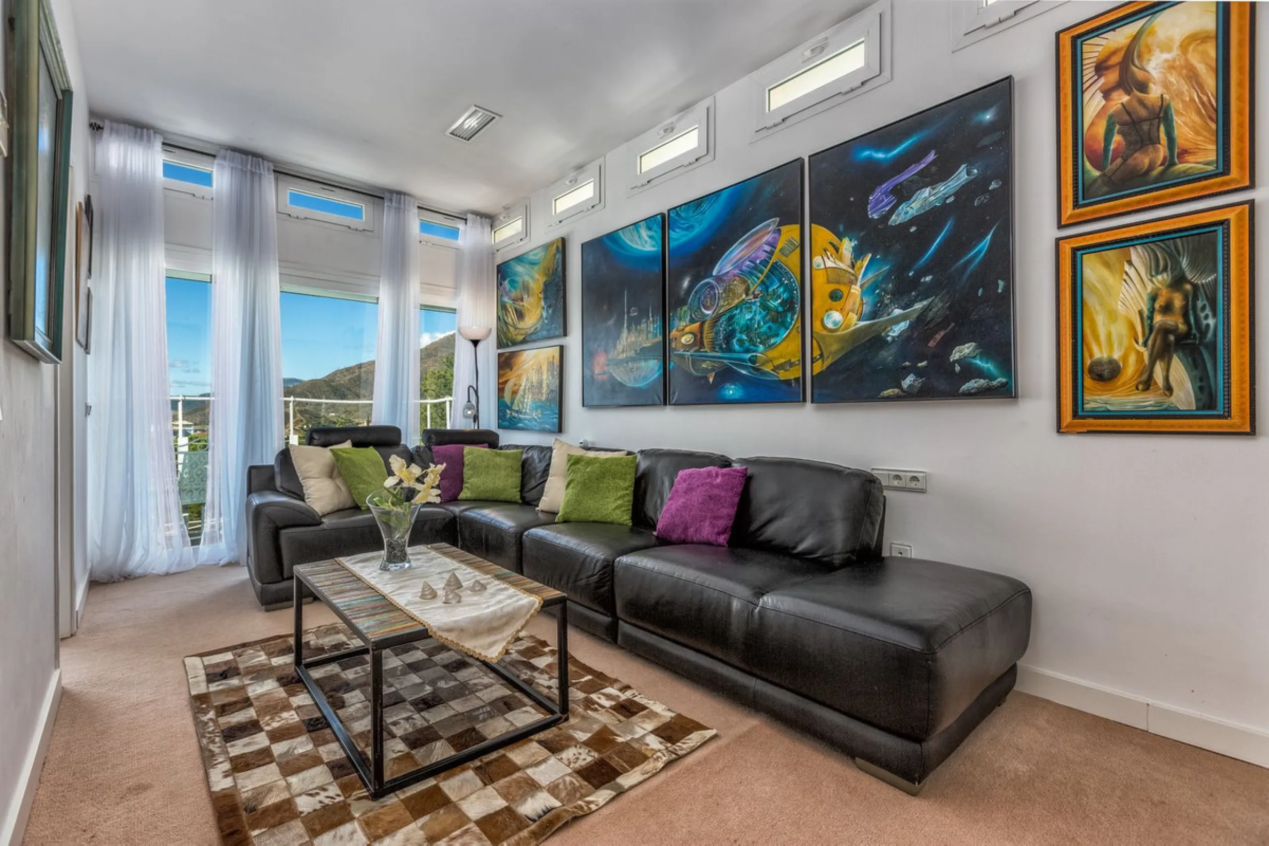 Magnificent contemporary-style villa, located just a 5-minute drive from the center of Estepona, in a privileged natural setting offering complete privacy and panoramic views of the sea, mountains, Gibraltar, and Africa. The property sits on a large plot 