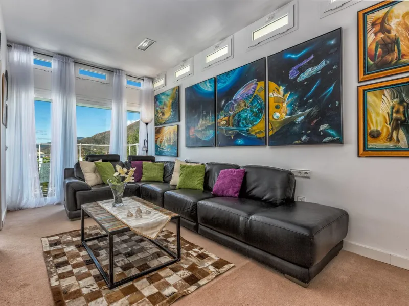 Magnificent contemporary-style villa, located just a 5-minute drive from the center of Estepona, in a privileged natural setting offering complete privacy and panoramic views of the sea, mountains, Gibraltar, and Africa. The property sits on a large plot 
