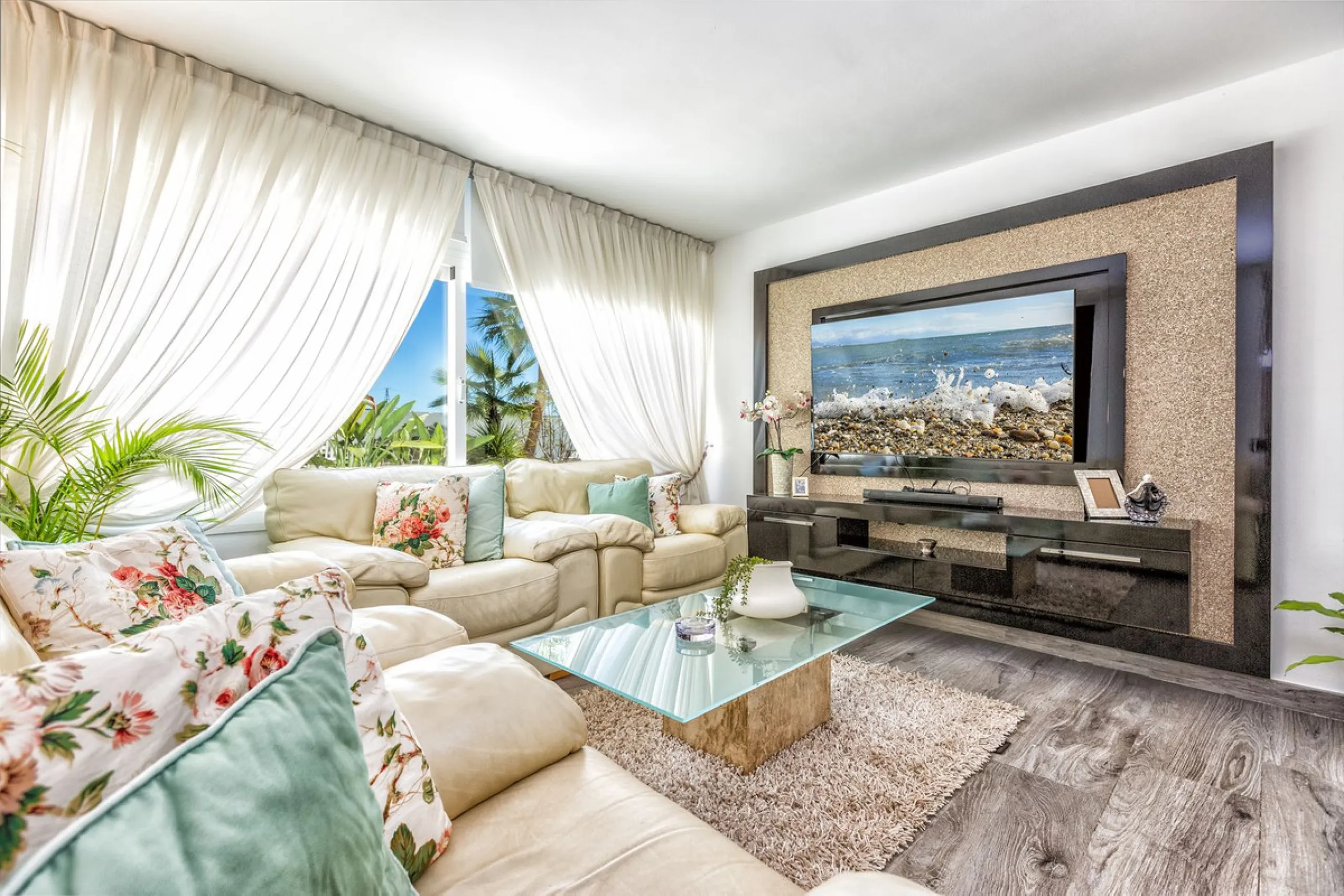 Magnificent contemporary-style villa, located just a 5-minute drive from the center of Estepona, in a privileged natural setting offering complete privacy and panoramic views of the sea, mountains, Gibraltar, and Africa. The property sits on a large plot 