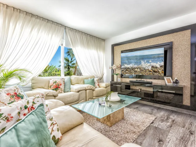 Magnificent contemporary-style villa, located just a 5-minute drive from the center of Estepona, in a privileged natural setting offering complete privacy and panoramic views of the sea, mountains, Gibraltar, and Africa. The property sits on a large plot 