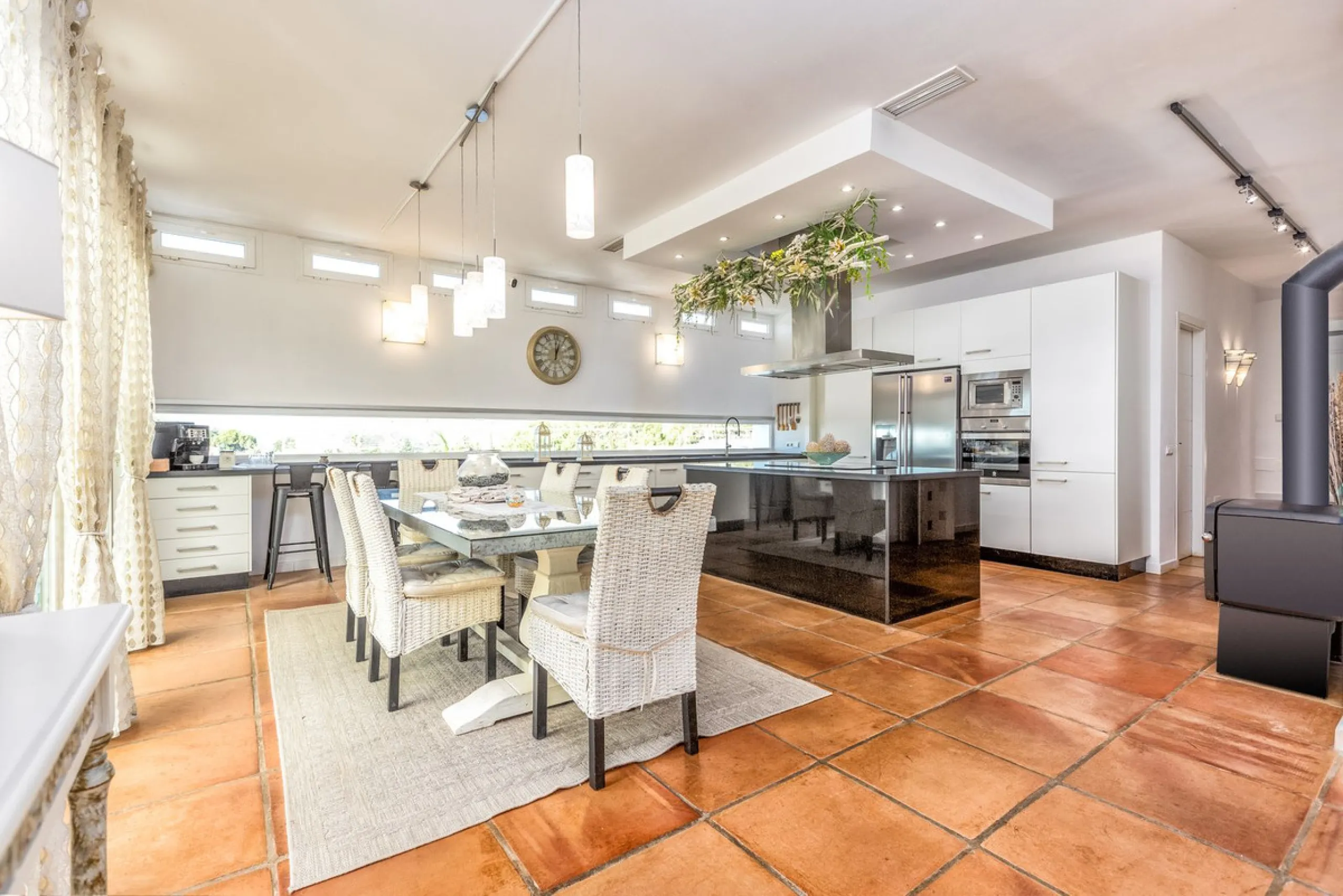 Magnificent contemporary-style villa, located just a 5-minute drive from the center of Estepona, in a privileged natural setting offering complete privacy and panoramic views of the sea, mountains, Gibraltar, and Africa. The property sits on a large plot 