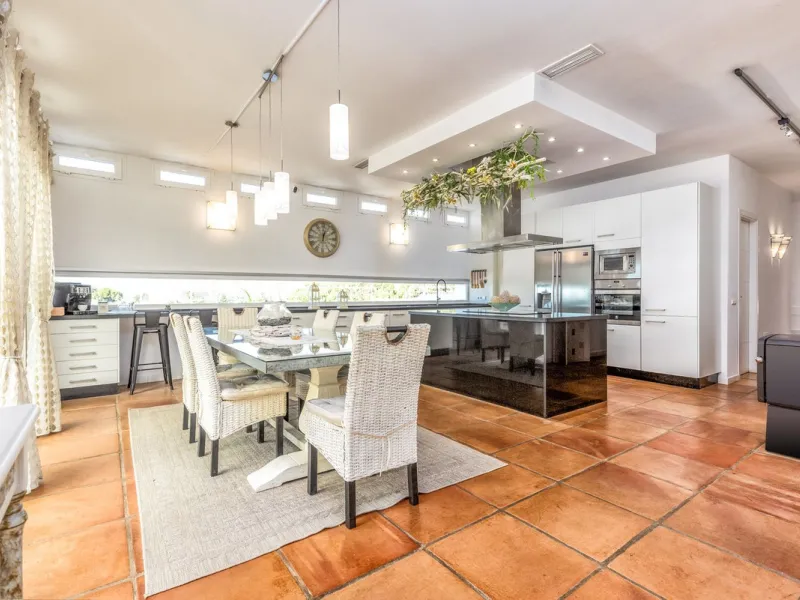 Magnificent contemporary-style villa, located just a 5-minute drive from the center of Estepona, in a privileged natural setting offering complete privacy and panoramic views of the sea, mountains, Gibraltar, and Africa. The property sits on a large plot 