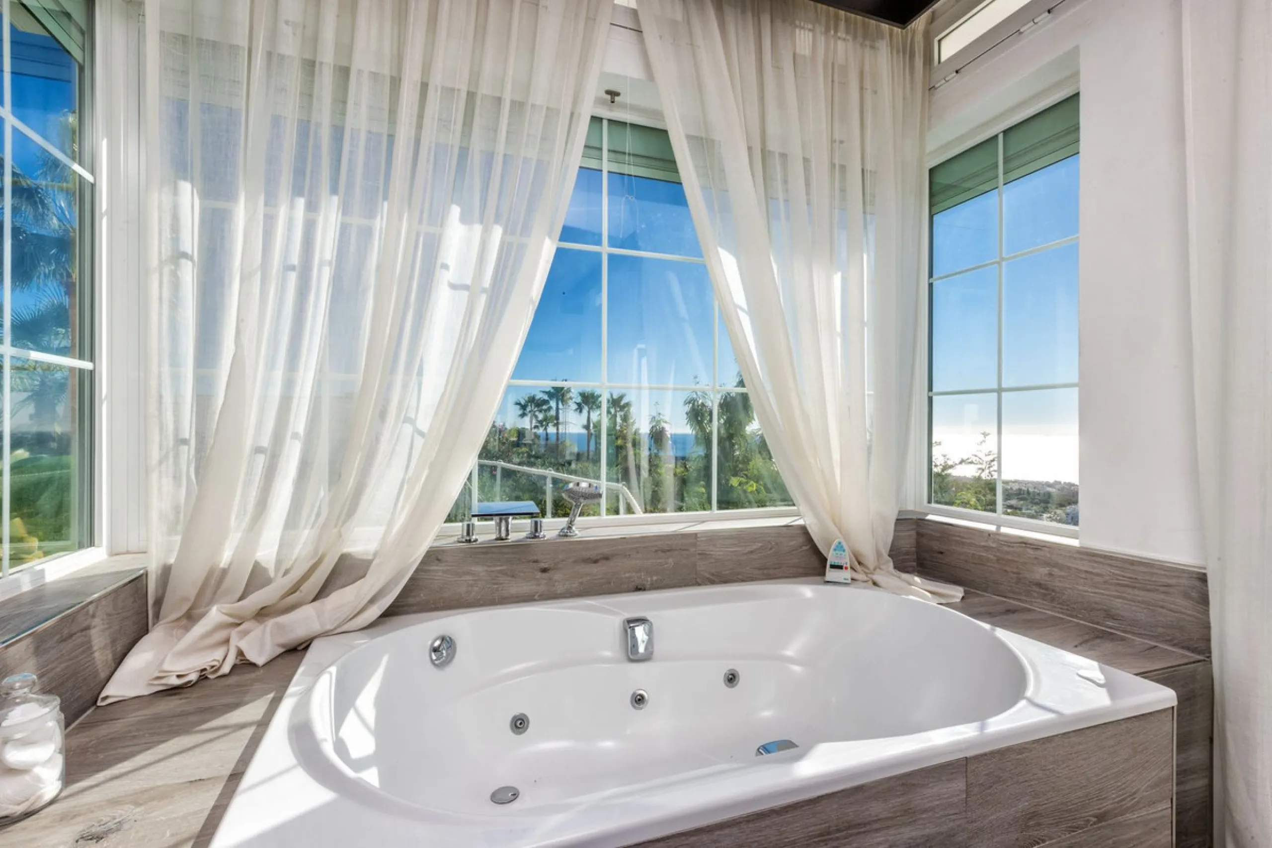 Magnificent contemporary-style villa, located just a 5-minute drive from the center of Estepona, in a privileged natural setting offering complete privacy and panoramic views of the sea, mountains, Gibraltar, and Africa. The property sits on a large plot 
