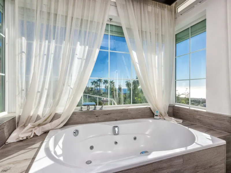 Magnificent contemporary-style villa, located just a 5-minute drive from the center of Estepona, in a privileged natural setting offering complete privacy and panoramic views of the sea, mountains, Gibraltar, and Africa. The property sits on a large plot 