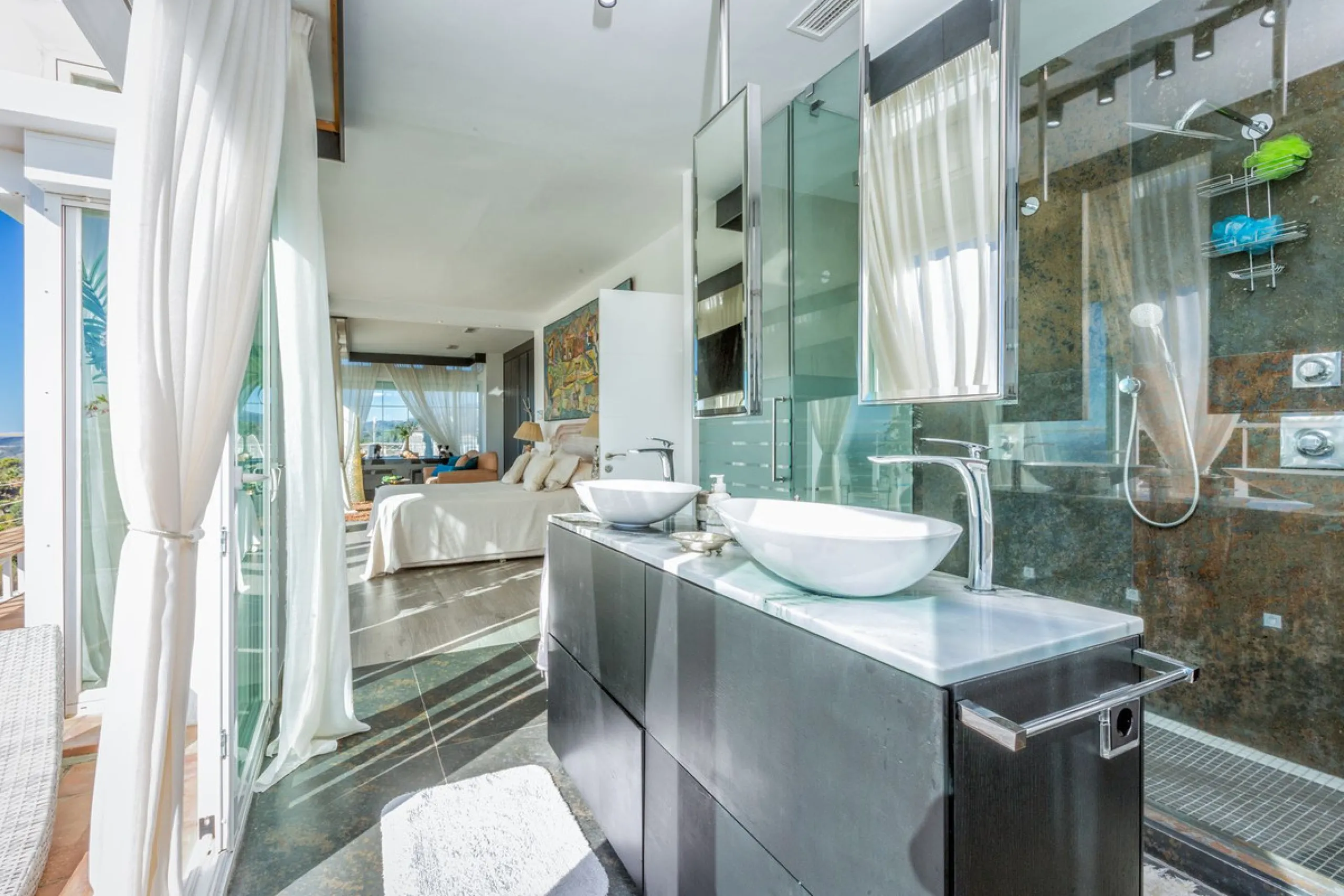 Magnificent contemporary-style villa, located just a 5-minute drive from the center of Estepona, in a privileged natural setting offering complete privacy and panoramic views of the sea, mountains, Gibraltar, and Africa. The property sits on a large plot 