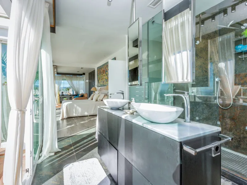 Magnificent contemporary-style villa, located just a 5-minute drive from the center of Estepona, in a privileged natural setting offering complete privacy and panoramic views of the sea, mountains, Gibraltar, and Africa. The property sits on a large plot 