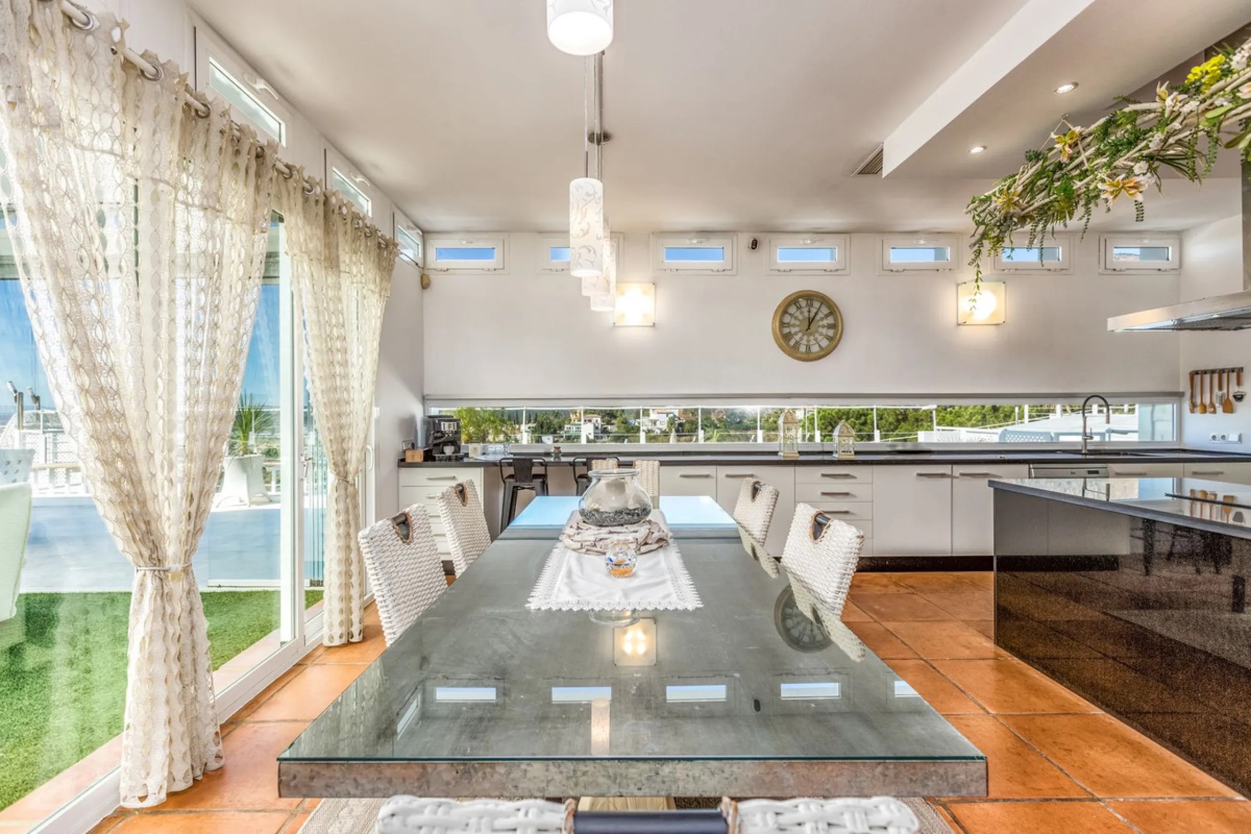 Magnificent contemporary-style villa, located just a 5-minute drive from the center of Estepona, in a privileged natural setting offering complete privacy and panoramic views of the sea, mountains, Gibraltar, and Africa. The property sits on a large plot 