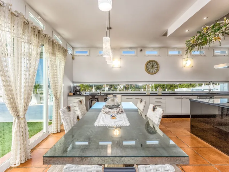 Magnificent contemporary-style villa, located just a 5-minute drive from the center of Estepona, in a privileged natural setting offering complete privacy and panoramic views of the sea, mountains, Gibraltar, and Africa. The property sits on a large plot 