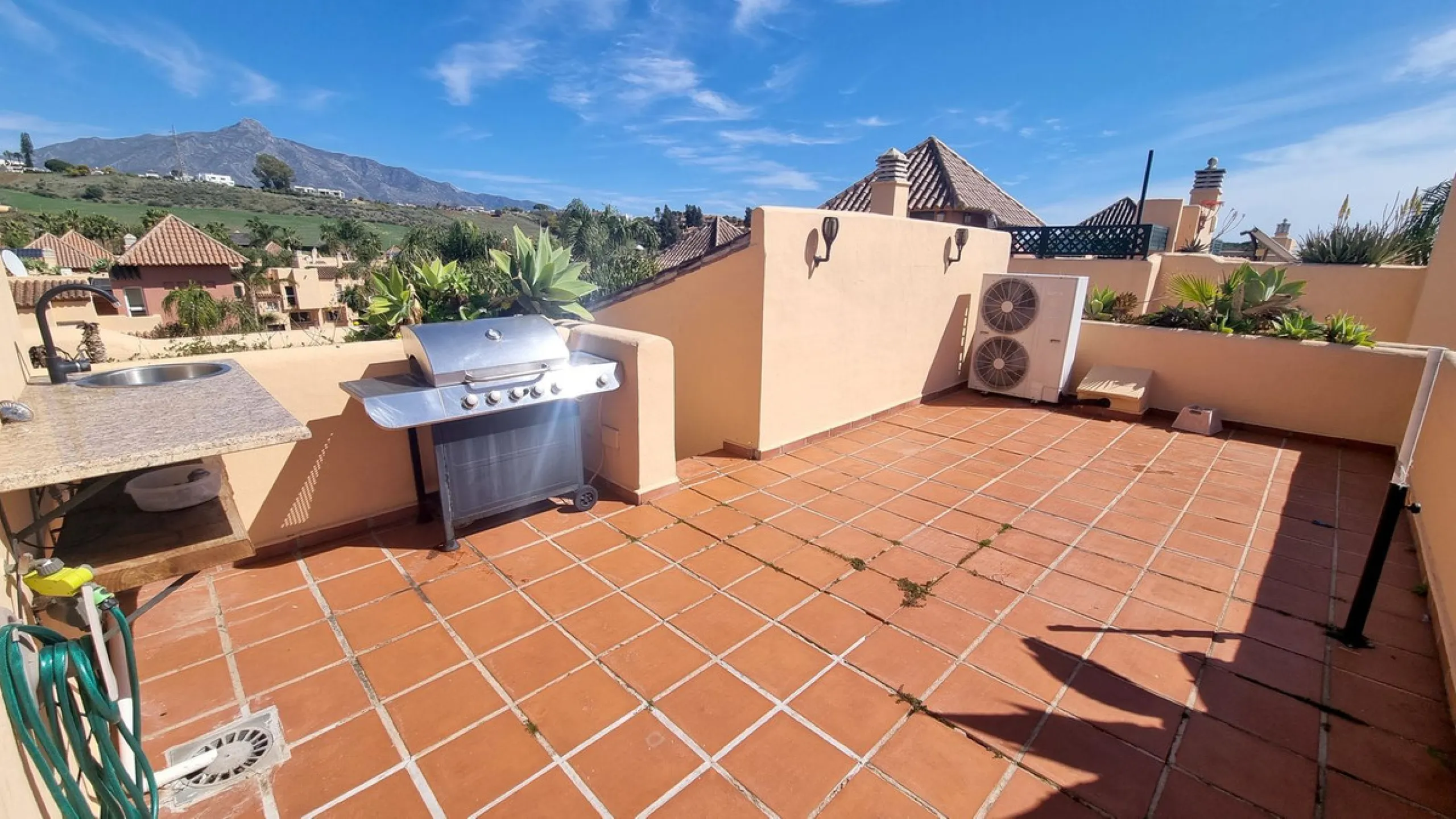 House - Townhouse в продаже в Marbella, Málaga. В доме 3 спален и 3 ванных комнат. Площадь дома 209 м²