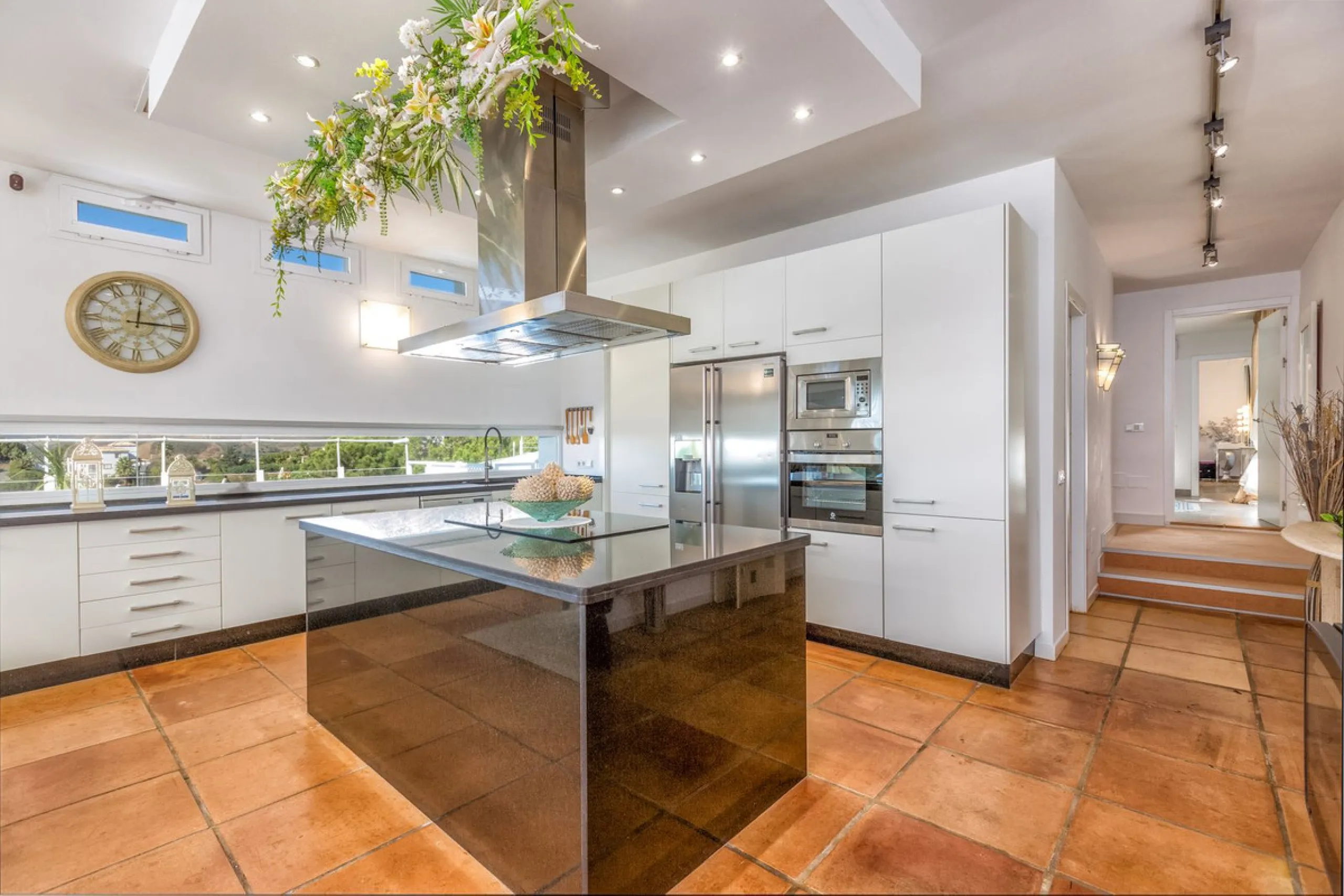 Magnificent contemporary-style villa, located just a 5-minute drive from the center of Estepona, in a privileged natural setting offering complete privacy and panoramic views of the sea, mountains, Gibraltar, and Africa. The property sits on a large plot 