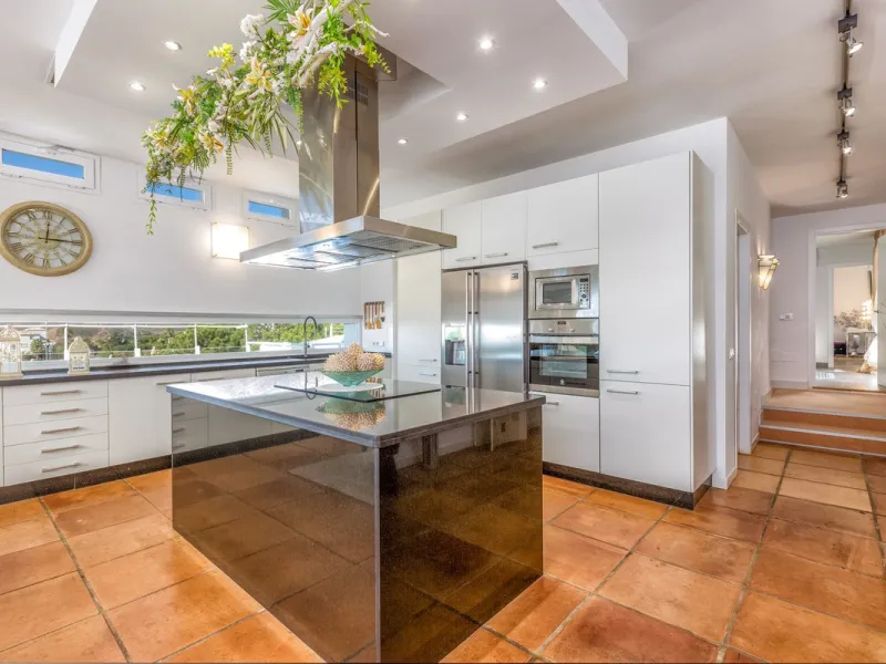 Magnificent contemporary-style villa, located just a 5-minute drive from the center of Estepona, in a privileged natural setting offering complete privacy and panoramic views of the sea, mountains, Gibraltar, and Africa. The property sits on a large plot 