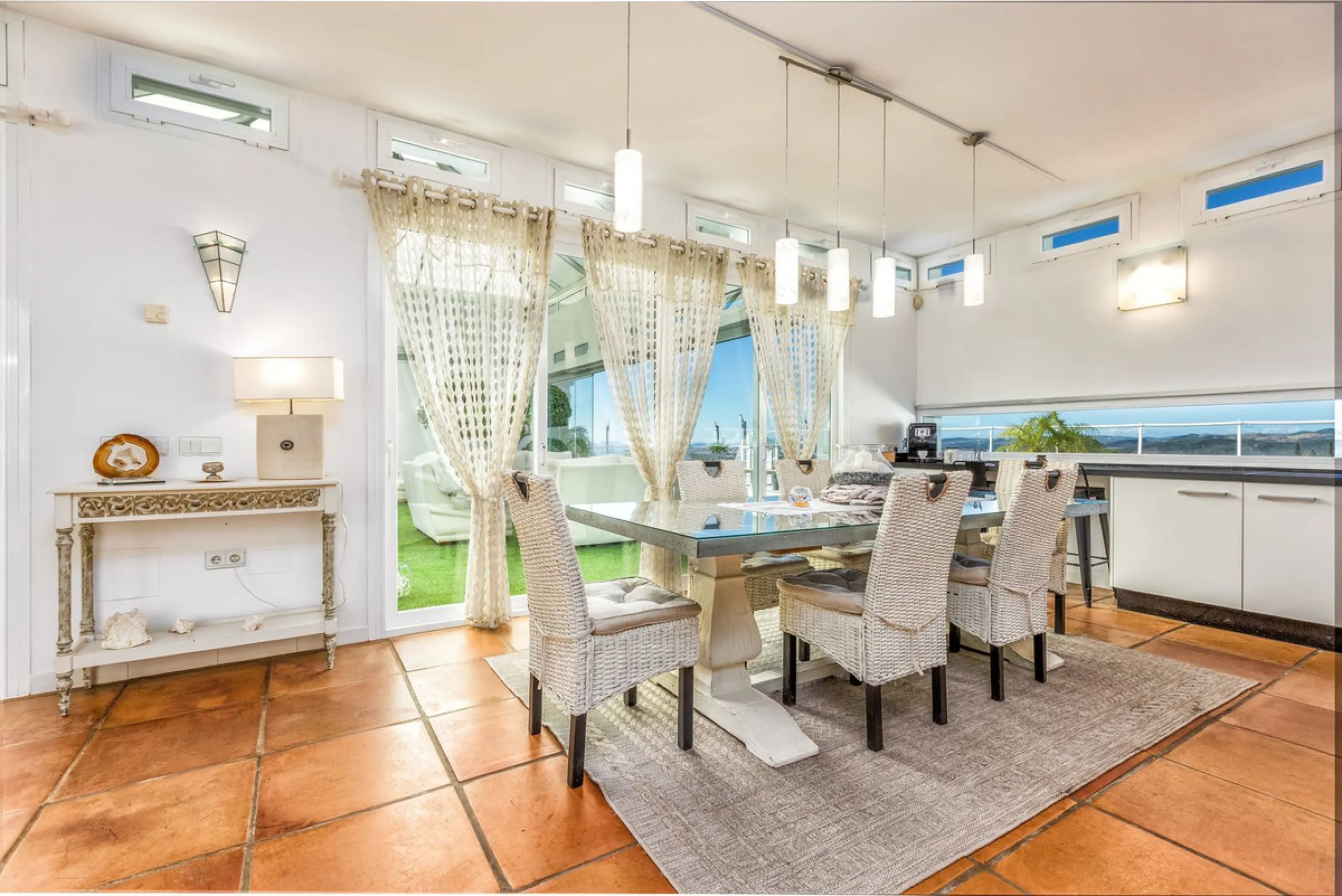 Magnificent contemporary-style villa, located just a 5-minute drive from the center of Estepona, in a privileged natural setting offering complete privacy and panoramic views of the sea, mountains, Gibraltar, and Africa. The property sits on a large plot 