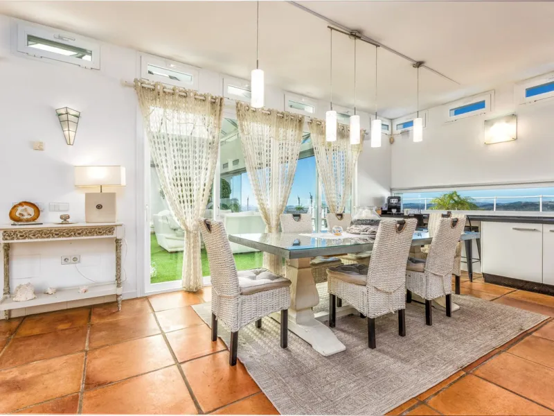 Magnificent contemporary-style villa, located just a 5-minute drive from the center of Estepona, in a privileged natural setting offering complete privacy and panoramic views of the sea, mountains, Gibraltar, and Africa. The property sits on a large plot 