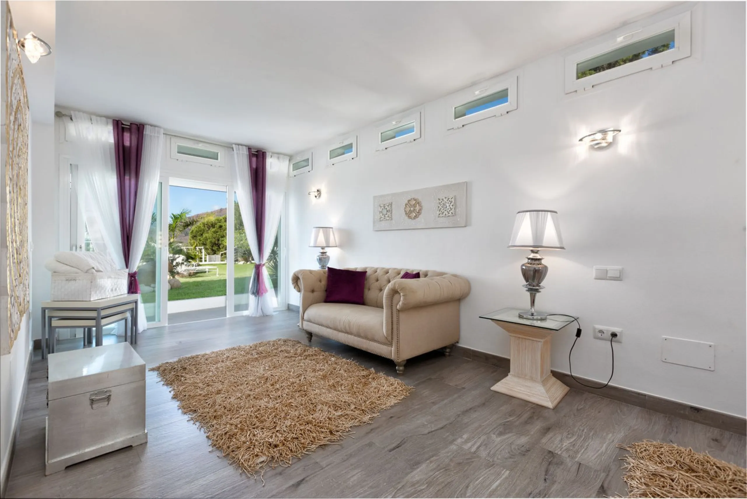 Magnificent contemporary-style villa, located just a 5-minute drive from the center of Estepona, in a privileged natural setting offering complete privacy and panoramic views of the sea, mountains, Gibraltar, and Africa. The property sits on a large plot 