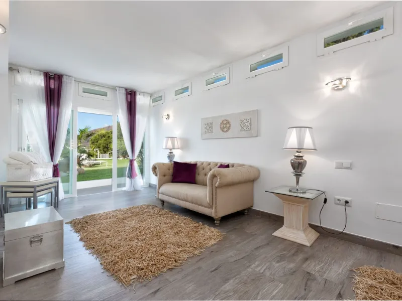 Magnificent contemporary-style villa, located just a 5-minute drive from the center of Estepona, in a privileged natural setting offering complete privacy and panoramic views of the sea, mountains, Gibraltar, and Africa. The property sits on a large plot 