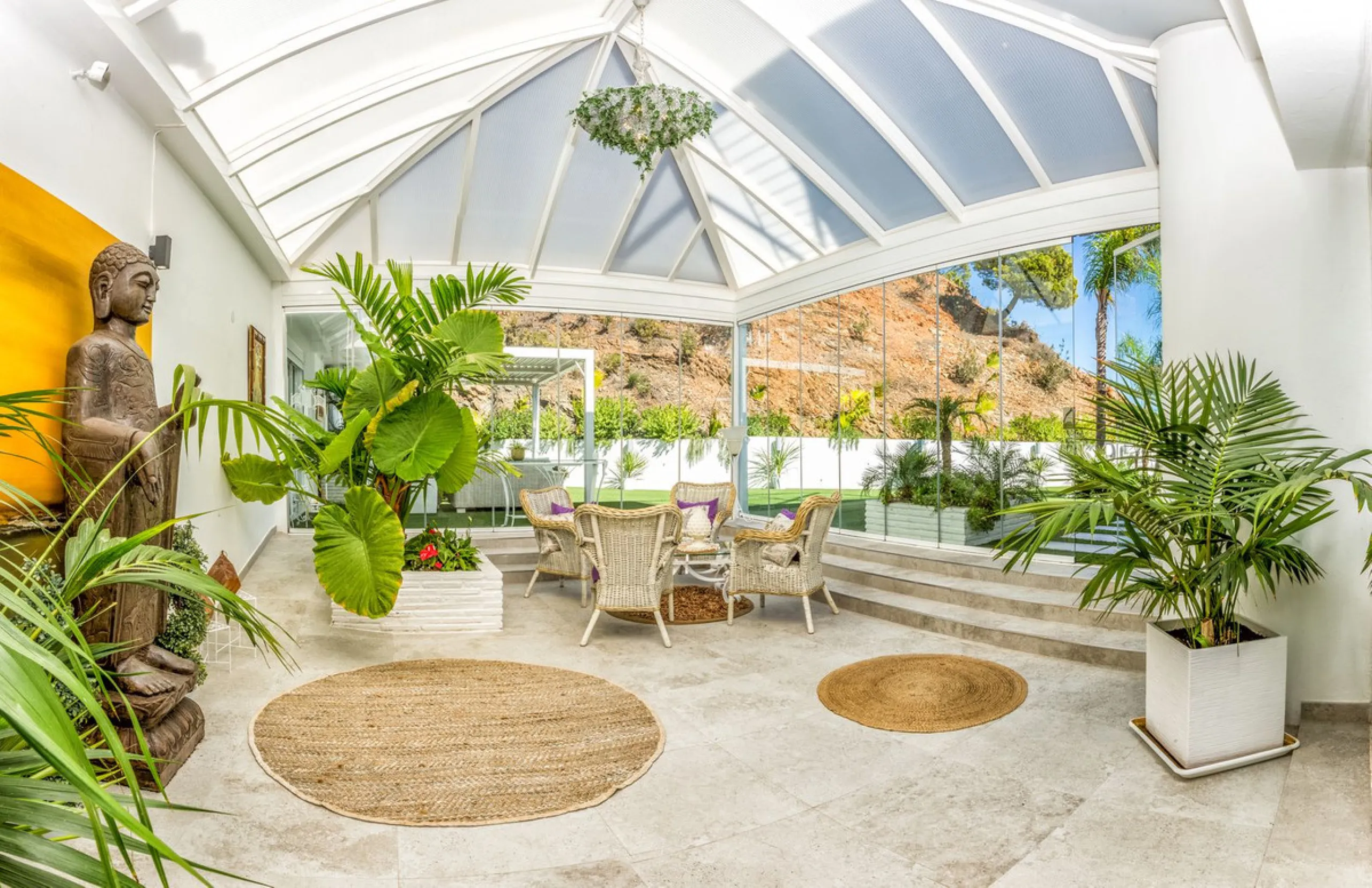 Magnificent contemporary-style villa, located just a 5-minute drive from the center of Estepona, in a privileged natural setting offering complete privacy and panoramic views of the sea, mountains, Gibraltar, and Africa. The property sits on a large plot 