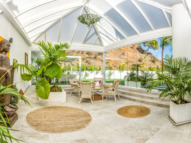 Magnificent contemporary-style villa, located just a 5-minute drive from the center of Estepona, in a privileged natural setting offering complete privacy and panoramic views of the sea, mountains, Gibraltar, and Africa. The property sits on a large plot 