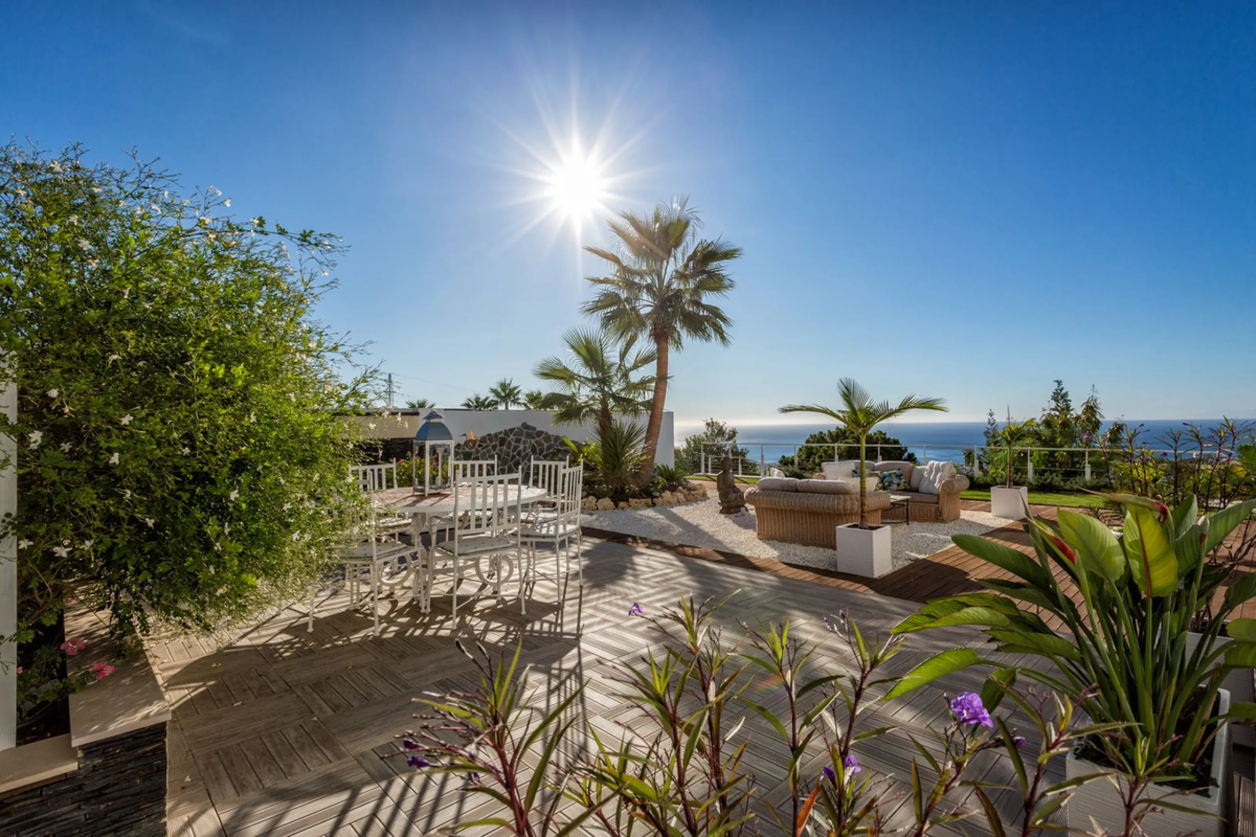 Magnificent contemporary-style villa, located just a 5-minute drive from the center of Estepona, in a privileged natural setting offering complete privacy and panoramic views of the sea, mountains, Gibraltar, and Africa. The property sits on a large plot 