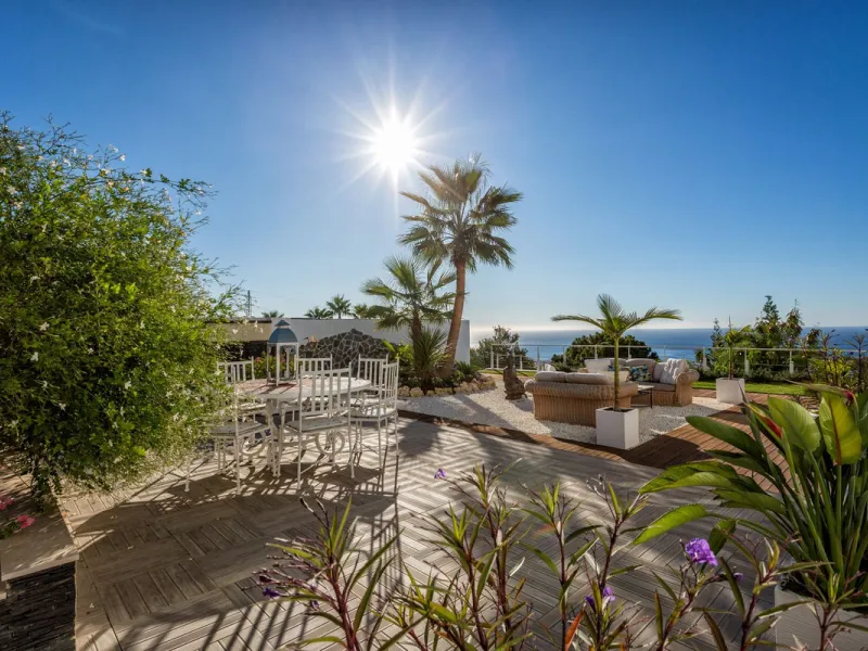 Magnificent contemporary-style villa, located just a 5-minute drive from the center of Estepona, in a privileged natural setting offering complete privacy and panoramic views of the sea, mountains, Gibraltar, and Africa. The property sits on a large plot 