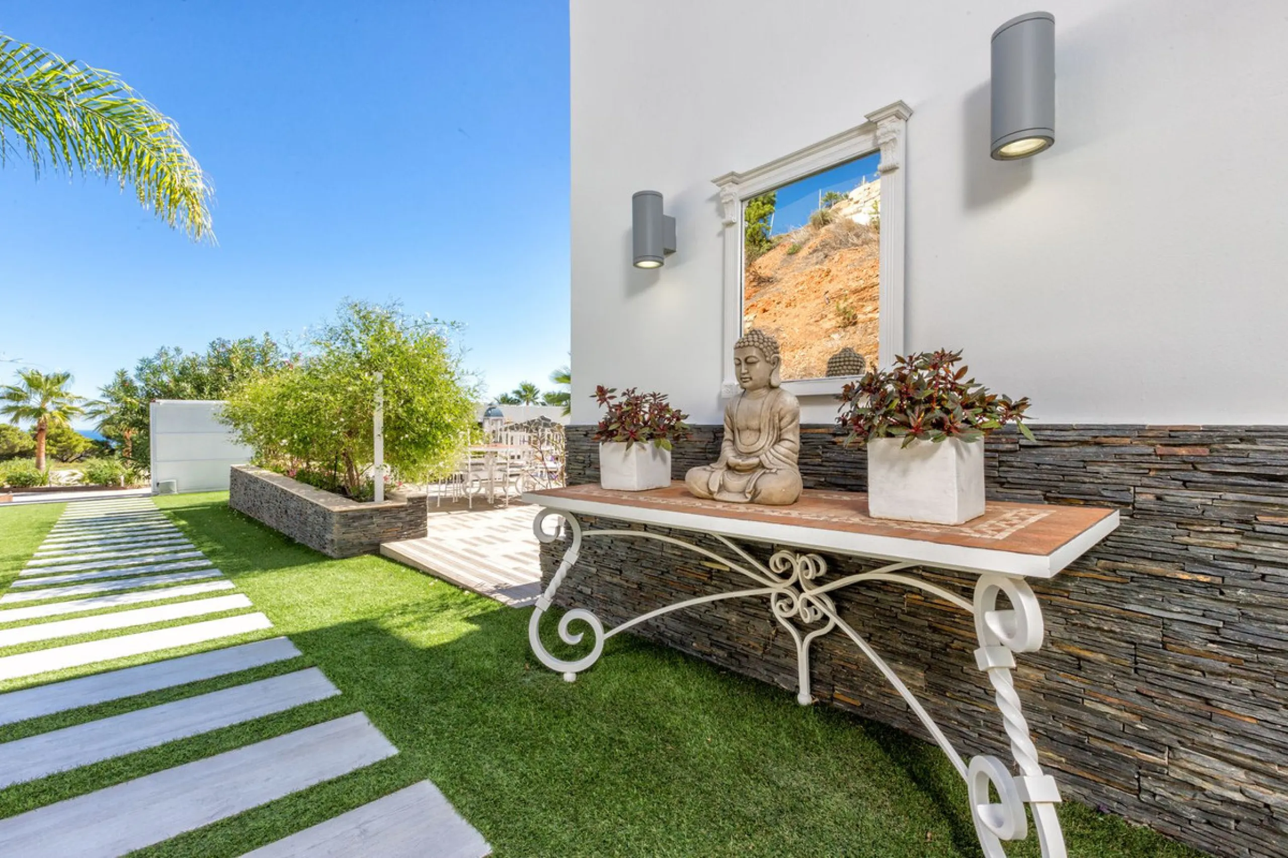 Magnificent contemporary-style villa, located just a 5-minute drive from the center of Estepona, in a privileged natural setting offering complete privacy and panoramic views of the sea, mountains, Gibraltar, and Africa. The property sits on a large plot 