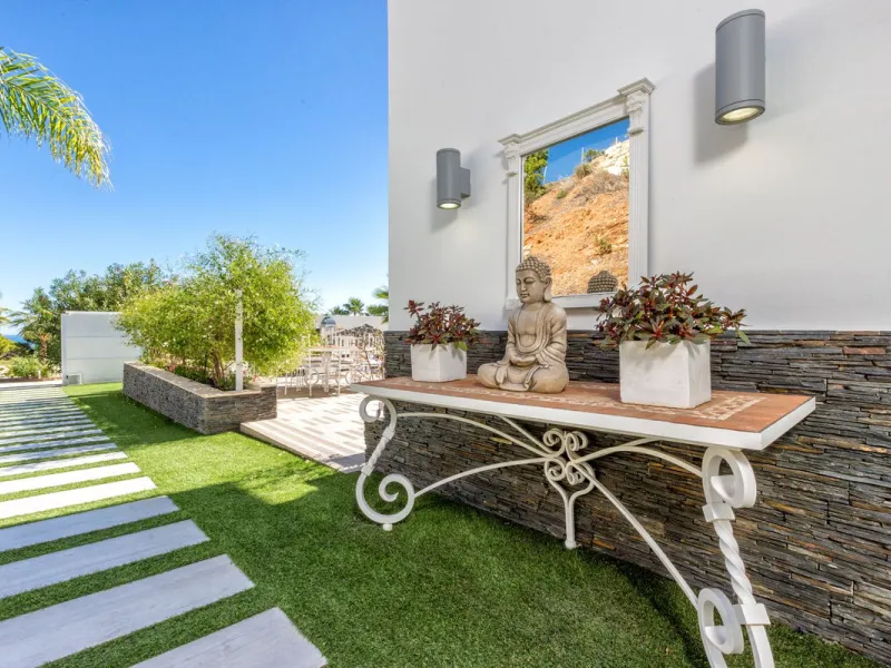 Magnificent contemporary-style villa, located just a 5-minute drive from the center of Estepona, in a privileged natural setting offering complete privacy and panoramic views of the sea, mountains, Gibraltar, and Africa. The property sits on a large plot 