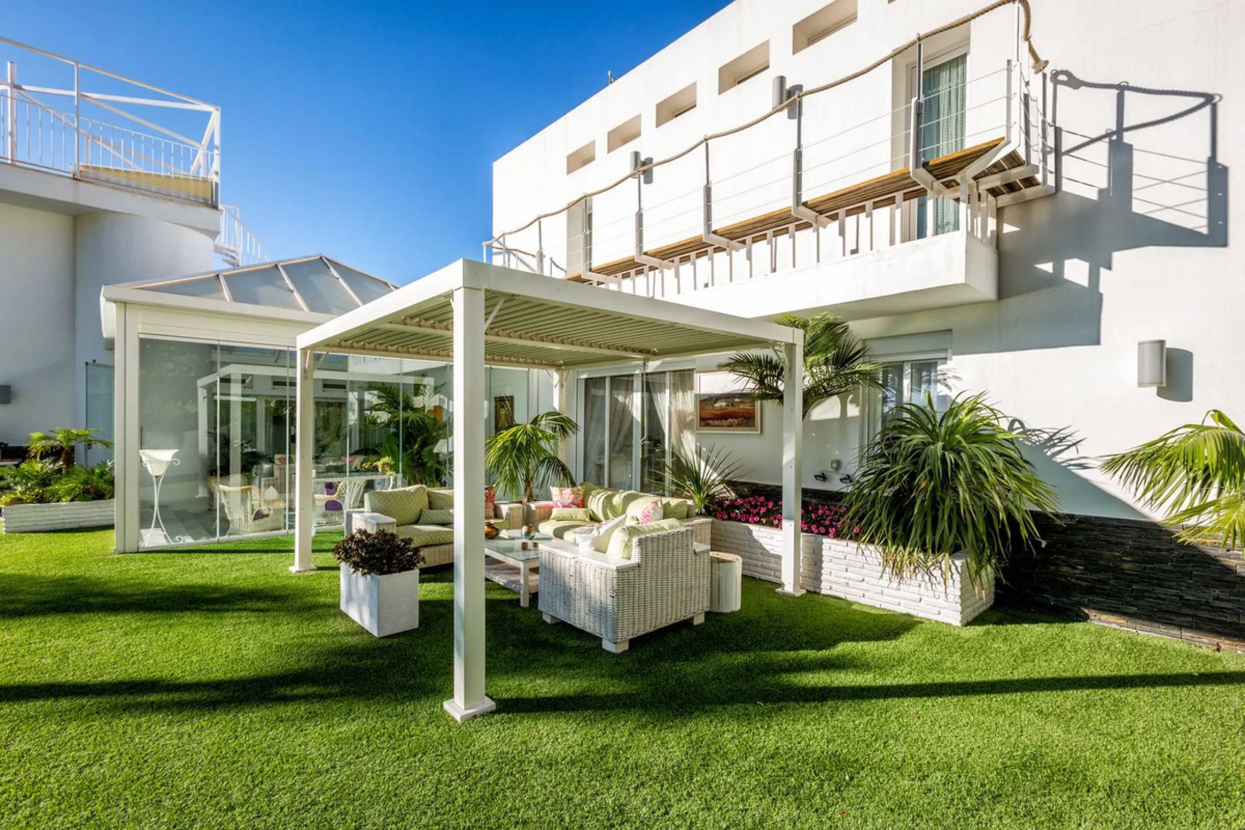 Magnificent contemporary-style villa, located just a 5-minute drive from the center of Estepona, in a privileged natural setting offering complete privacy and panoramic views of the sea, mountains, Gibraltar, and Africa. The property sits on a large plot 