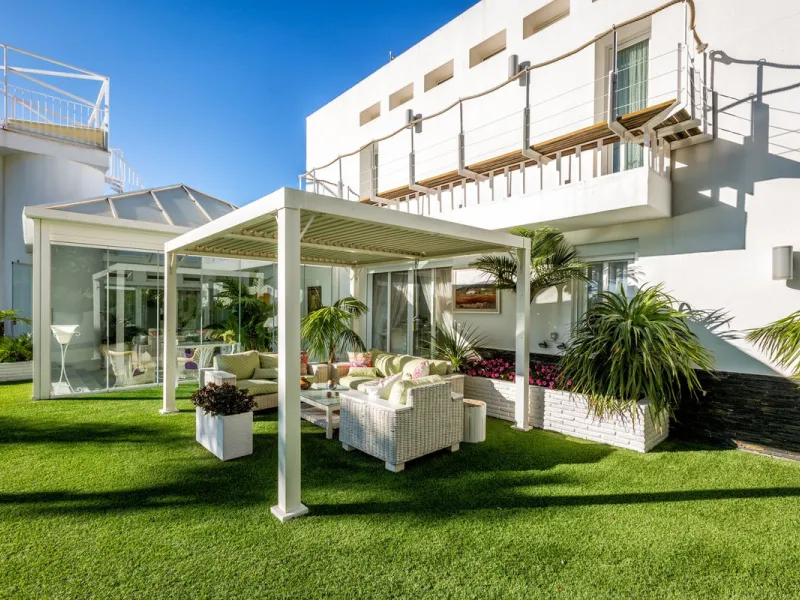 Magnificent contemporary-style villa, located just a 5-minute drive from the center of Estepona, in a privileged natural setting offering complete privacy and panoramic views of the sea, mountains, Gibraltar, and Africa. The property sits on a large plot 