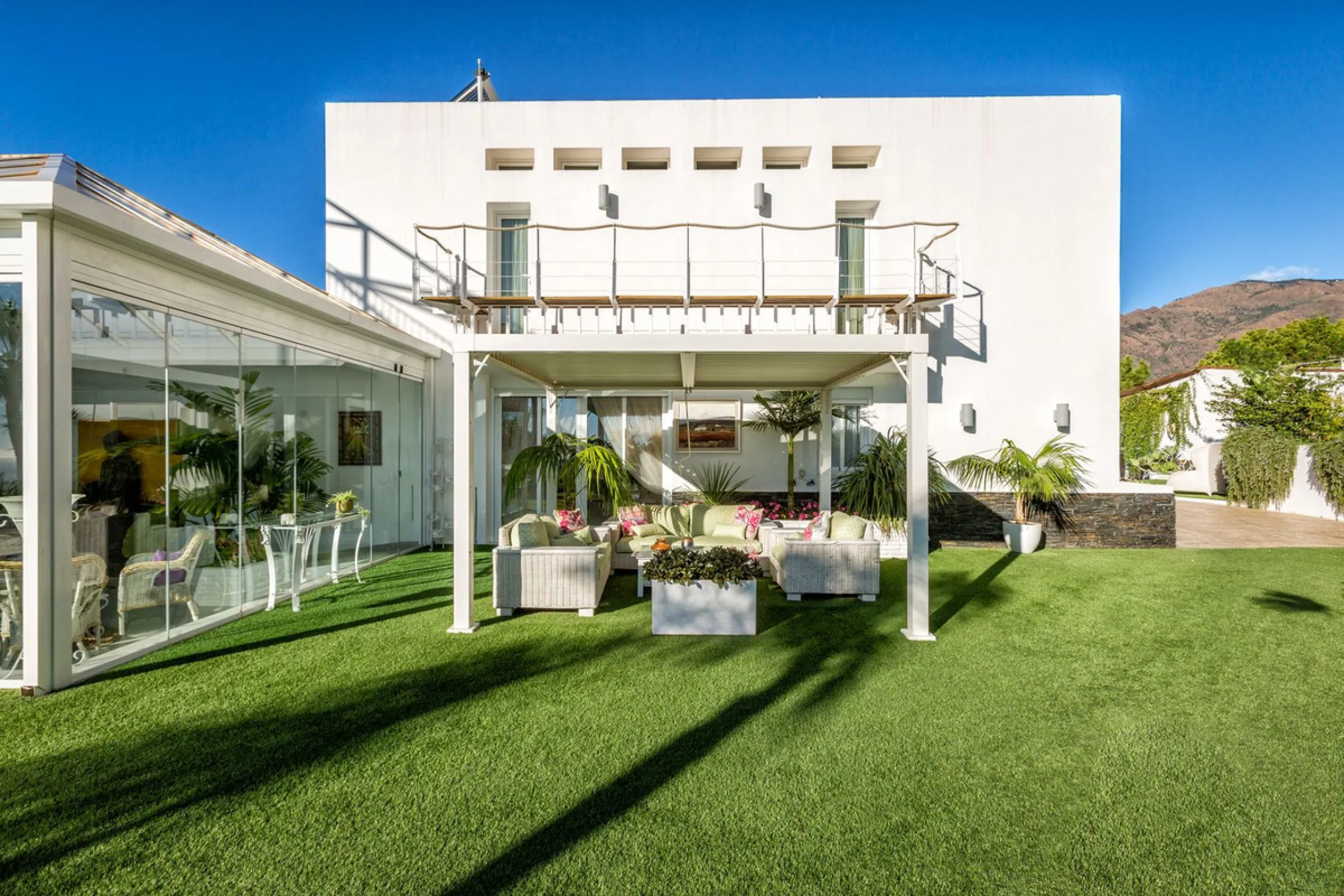 Magnificent contemporary-style villa, located just a 5-minute drive from the center of Estepona, in a privileged natural setting offering complete privacy and panoramic views of the sea, mountains, Gibraltar, and Africa. The property sits on a large plot 