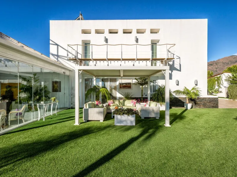 Magnificent contemporary-style villa, located just a 5-minute drive from the center of Estepona, in a privileged natural setting offering complete privacy and panoramic views of the sea, mountains, Gibraltar, and Africa. The property sits on a large plot 