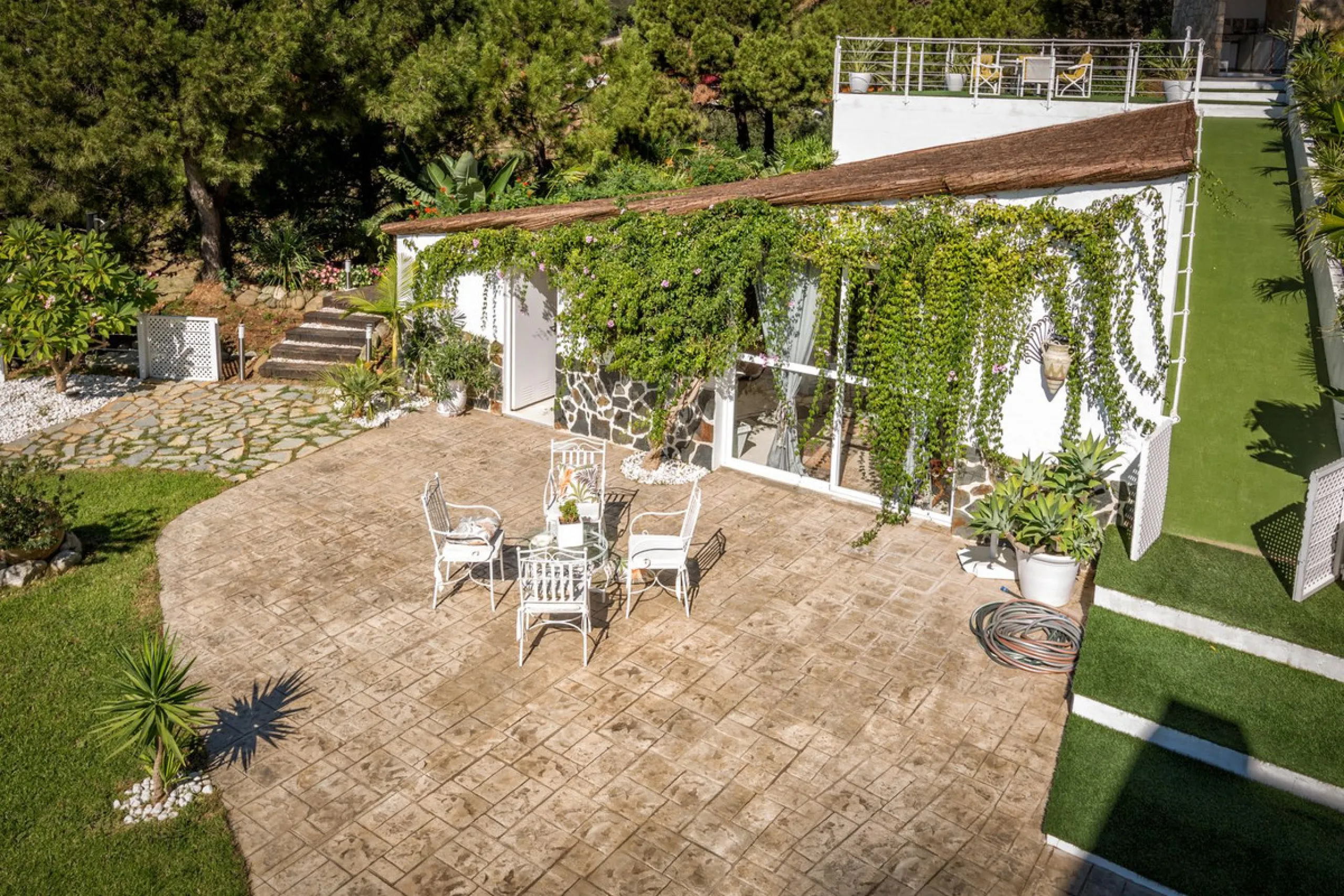 Magnificent contemporary-style villa, located just a 5-minute drive from the center of Estepona, in a privileged natural setting offering complete privacy and panoramic views of the sea, mountains, Gibraltar, and Africa. The property sits on a large plot 
