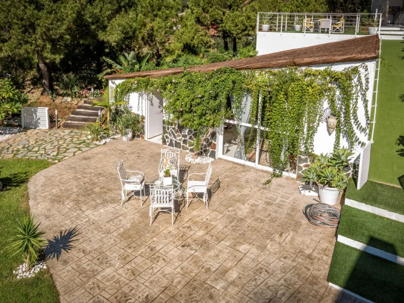 Magnificent contemporary-style villa, located just a 5-minute drive from the center of Estepona, in a privileged natural setting offering complete privacy and panoramic views of the sea, mountains, Gibraltar, and Africa. The property sits on a large plot 